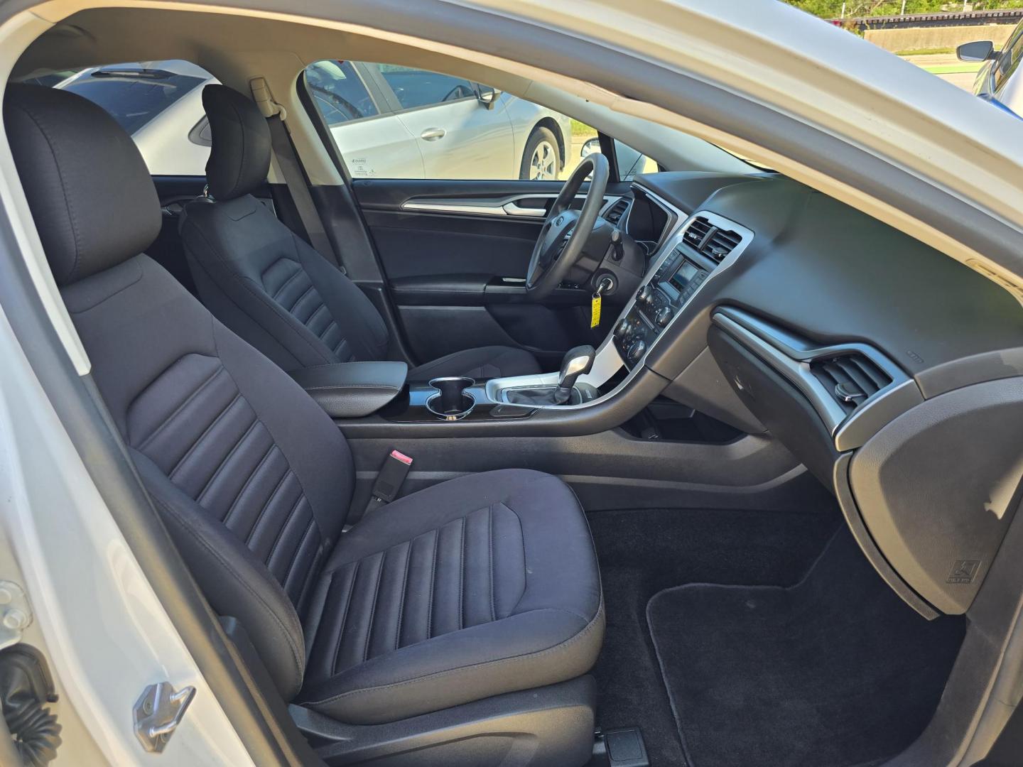 2014 WHITE Ford Fusion Hybrid SE (3FA6P0LU3ER) with an 2.0L L4 DOHC 16V HYBRID engine, CVT transmission, located at 2660 S.Garland Avenue, Garland, TX, 75041, (469) 298-3118, 32.885551, -96.655602 - Photo#15