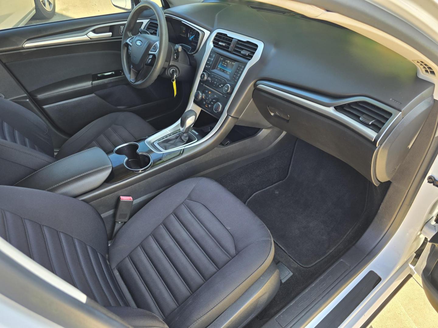 2014 WHITE Ford Fusion Hybrid SE (3FA6P0LU3ER) with an 2.0L L4 DOHC 16V HYBRID engine, CVT transmission, located at 2660 S.Garland Avenue, Garland, TX, 75041, (469) 298-3118, 32.885551, -96.655602 - Photo#16