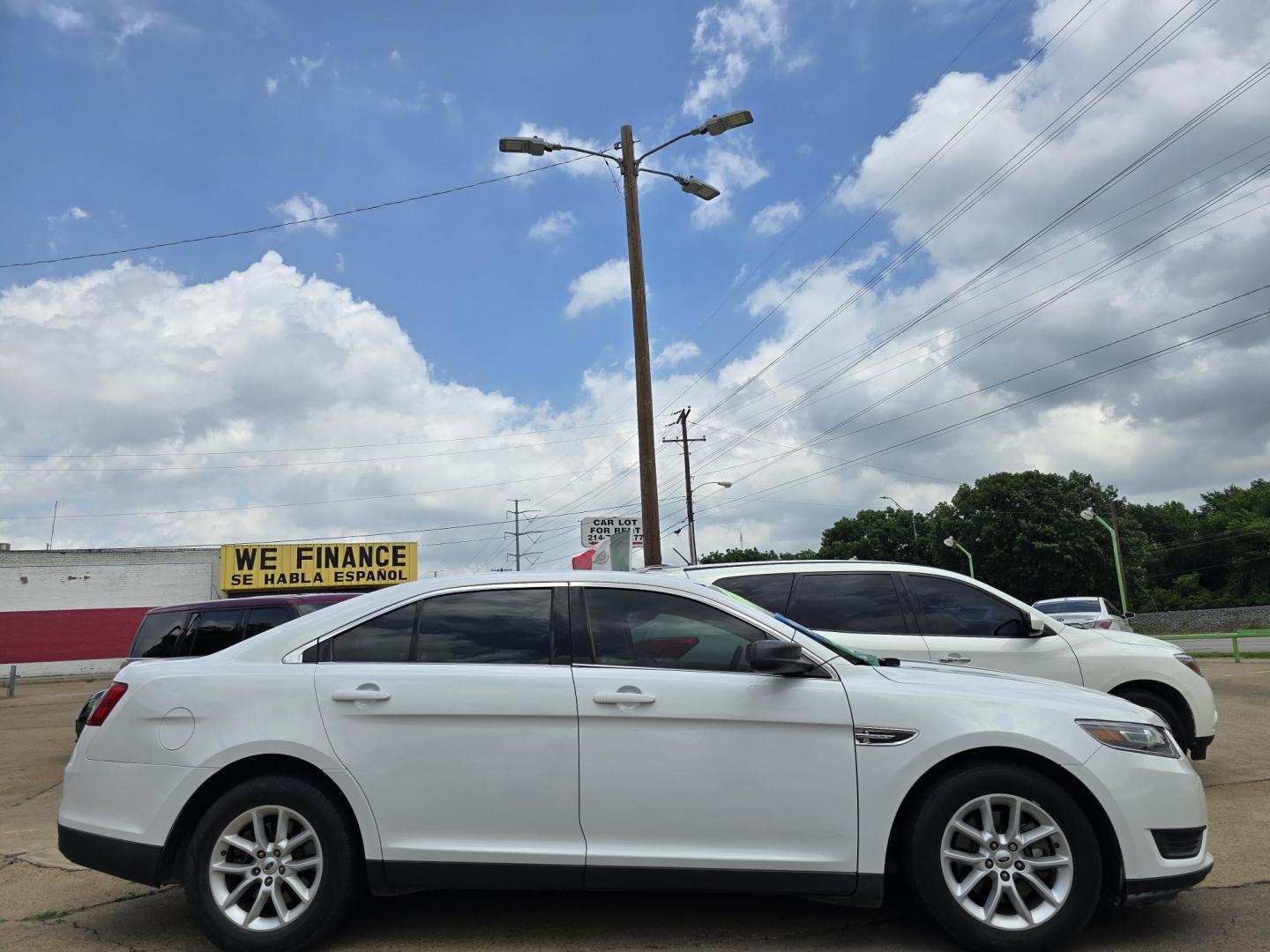 2014 WHITE Ford Taurus SE (1FAHP2D88EG) with an 3.5L V6 DOHC 24V engine, 6-Speed Automatic transmission, located at 2660 S.Garland Avenue, Garland, TX, 75041, (469) 298-3118, 32.885551, -96.655602 - Photo#2