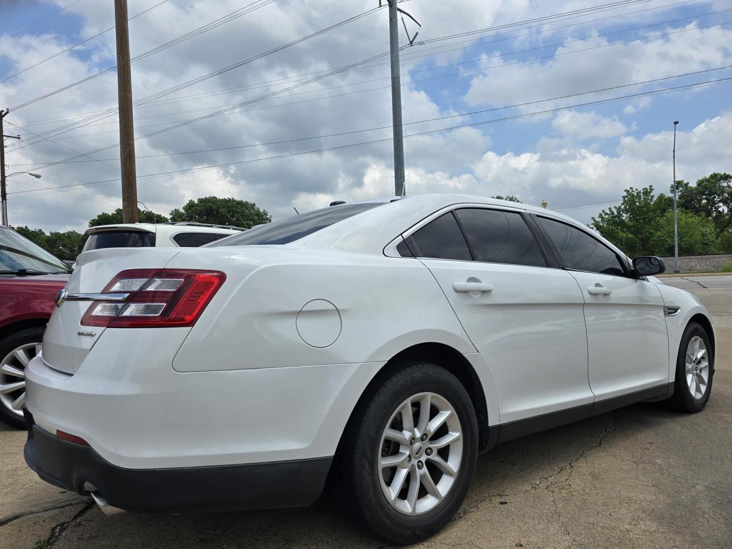 2014 WHITE Ford Taurus SE (1FAHP2D88EG) with an 3.5L V6 DOHC 24V engine, 6-Speed Automatic transmission, located at 2660 S.Garland Avenue, Garland, TX, 75041, (469) 298-3118, 32.885551, -96.655602 - Photo#3