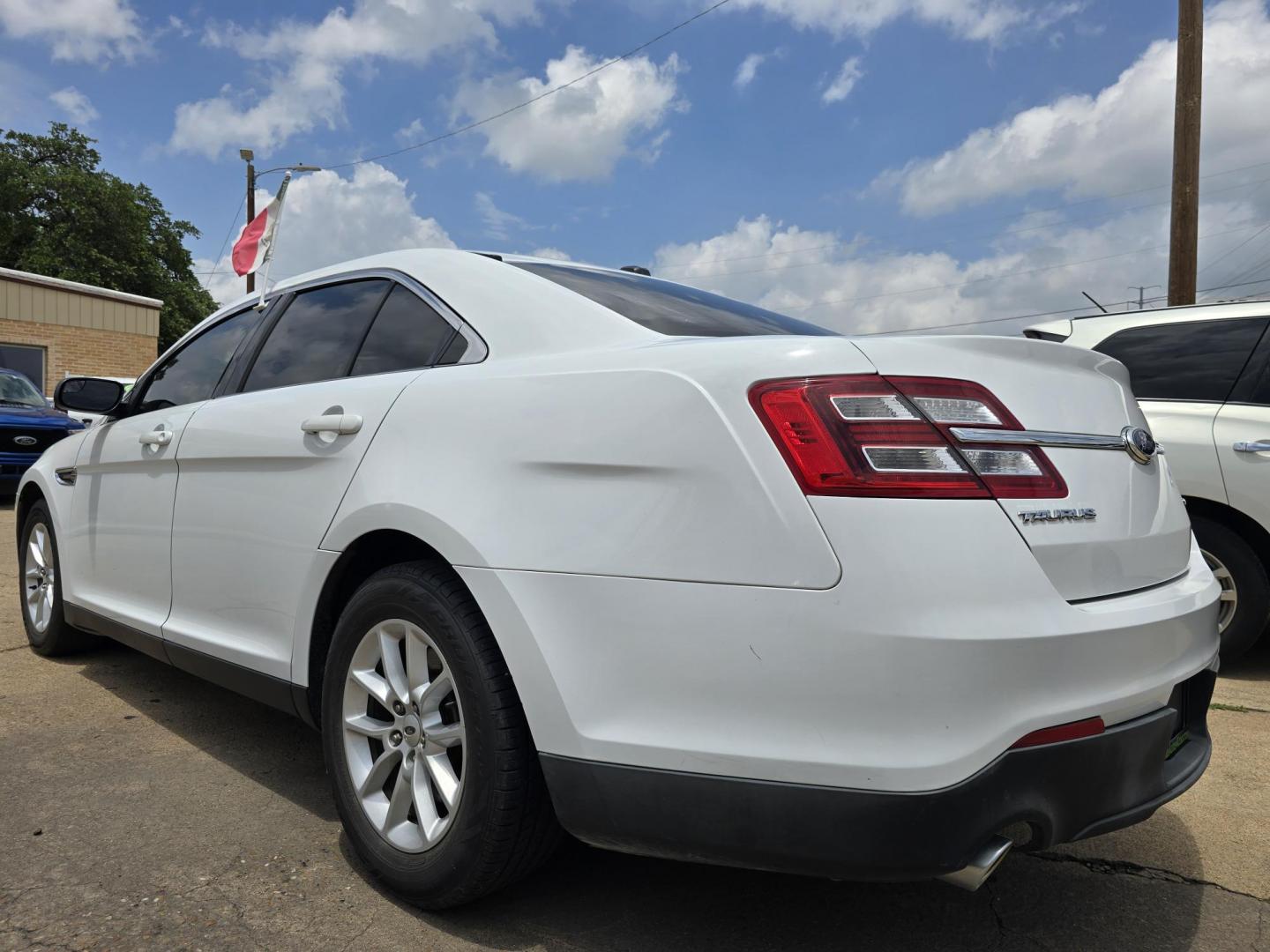 2014 WHITE Ford Taurus SE (1FAHP2D88EG) with an 3.5L V6 DOHC 24V engine, 6-Speed Automatic transmission, located at 2660 S.Garland Avenue, Garland, TX, 75041, (469) 298-3118, 32.885551, -96.655602 - Photo#5