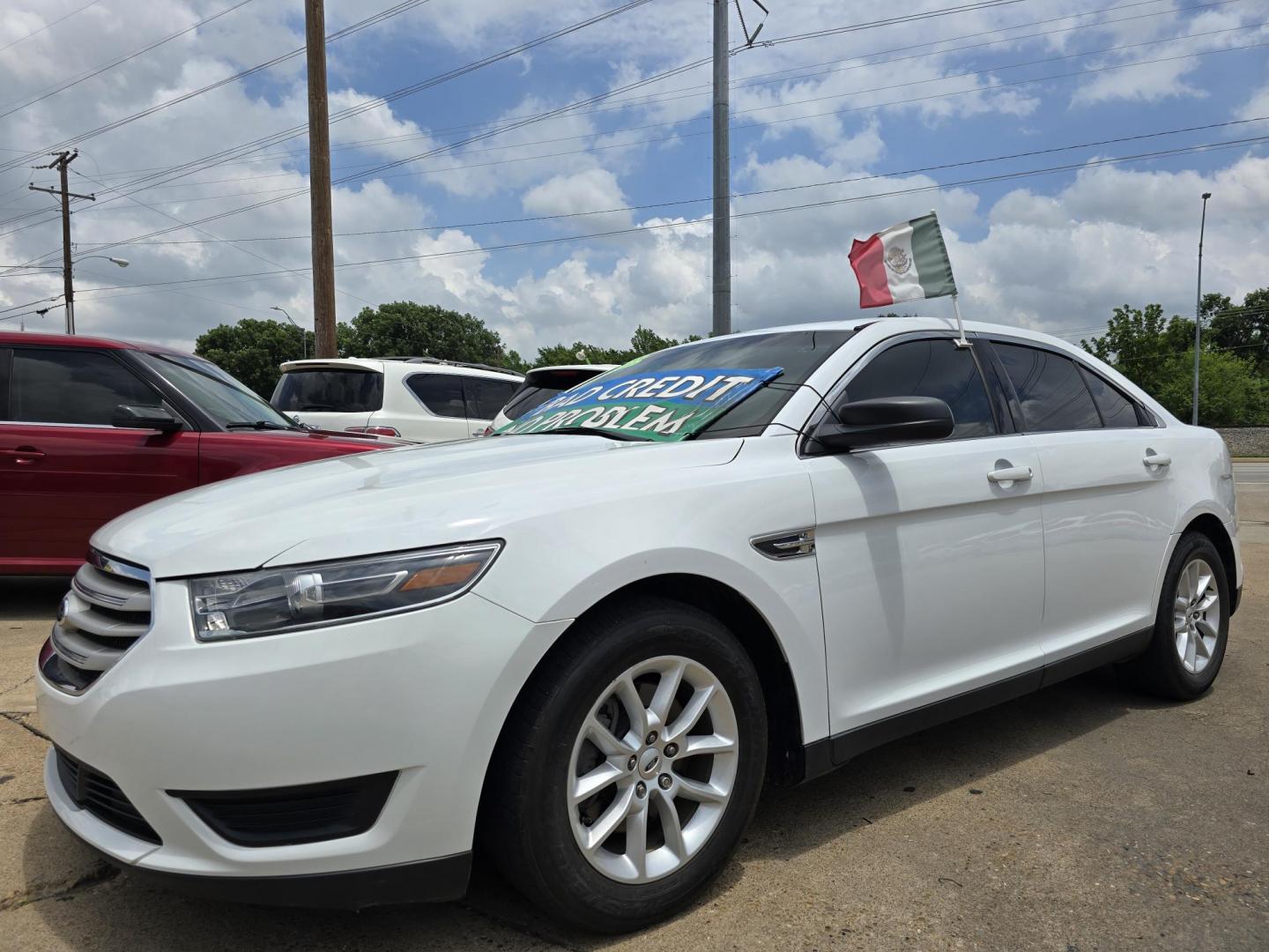 2014 WHITE Ford Taurus SE (1FAHP2D88EG) with an 3.5L V6 DOHC 24V engine, 6-Speed Automatic transmission, located at 2660 S.Garland Avenue, Garland, TX, 75041, (469) 298-3118, 32.885551, -96.655602 - Photo#7