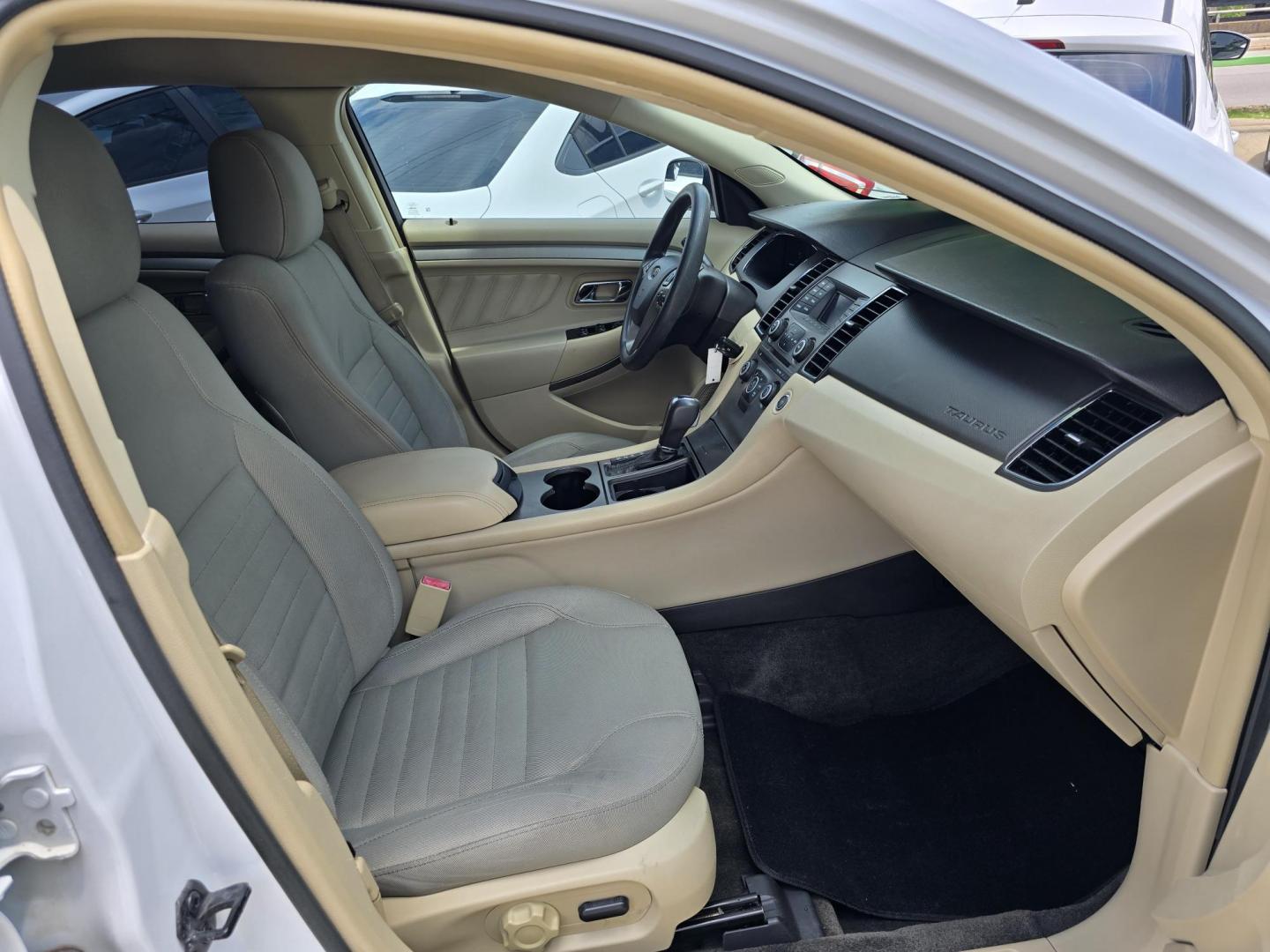 2014 WHITE Ford Taurus SE (1FAHP2D88EG) with an 3.5L V6 DOHC 24V engine, 6-Speed Automatic transmission, located at 2660 S.Garland Avenue, Garland, TX, 75041, (469) 298-3118, 32.885551, -96.655602 - Photo#16