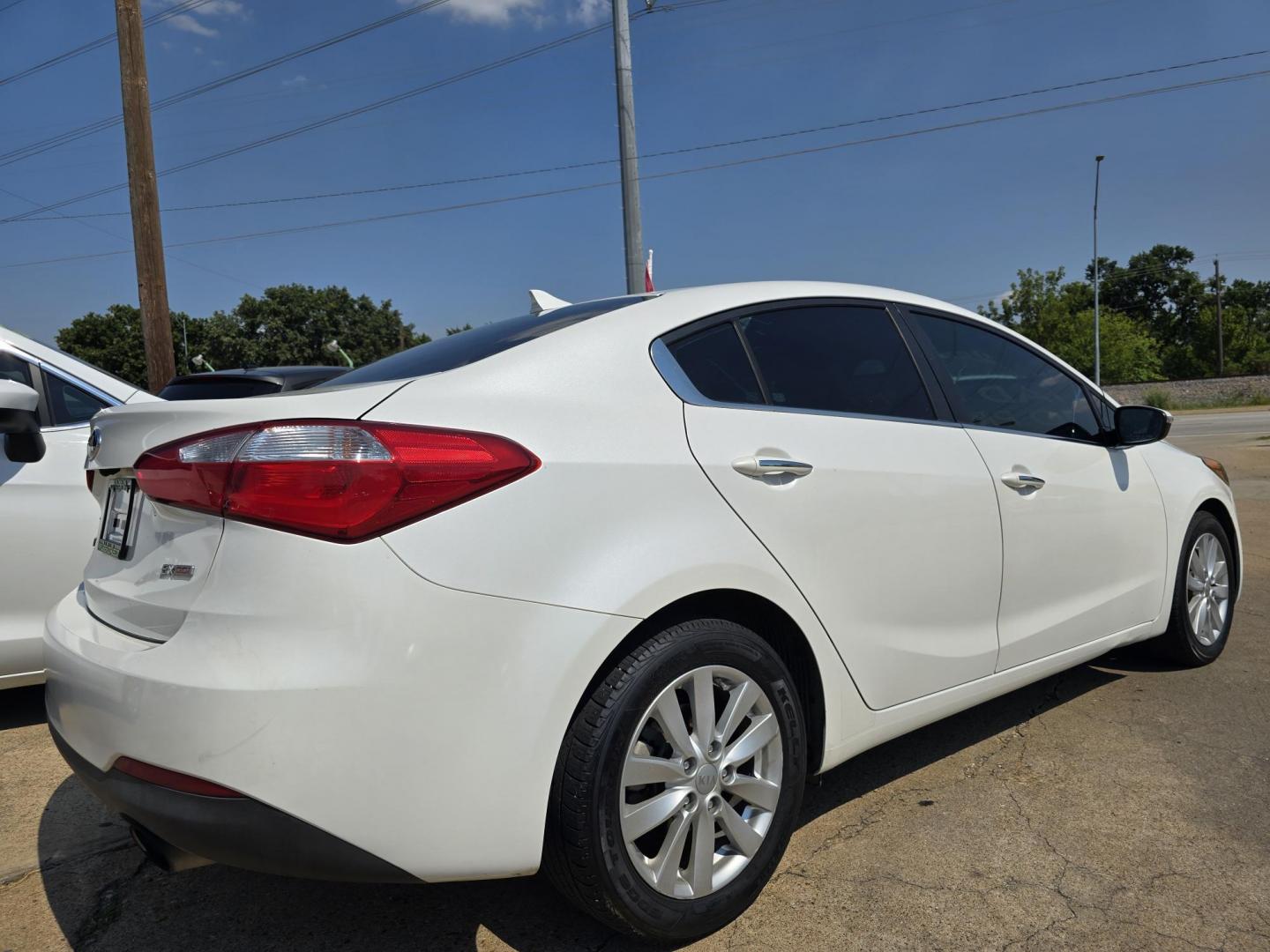 2014 DIAMOND WHITE /BLACK Kia Forte EX (KNAFX4A80E5) with an 2.0L L4 DOHC 16V engine, 6-Speed Automatic transmission, located at 2660 S.Garland Avenue, Garland, TX, 75041, (469) 298-3118, 32.885551, -96.655602 - Photo#3