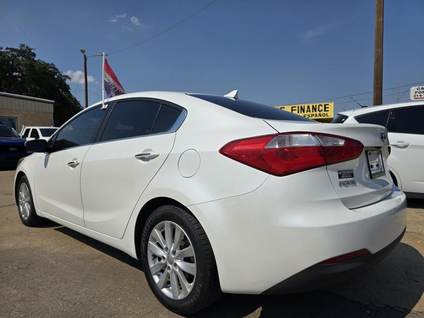 2014 DIAMOND WHITE /BLACK Kia Forte EX (KNAFX4A80E5) with an 2.0L L4 DOHC 16V engine, 6-Speed Automatic transmission, located at 2660 S.Garland Avenue, Garland, TX, 75041, (469) 298-3118, 32.885551, -96.655602 - Photo#5