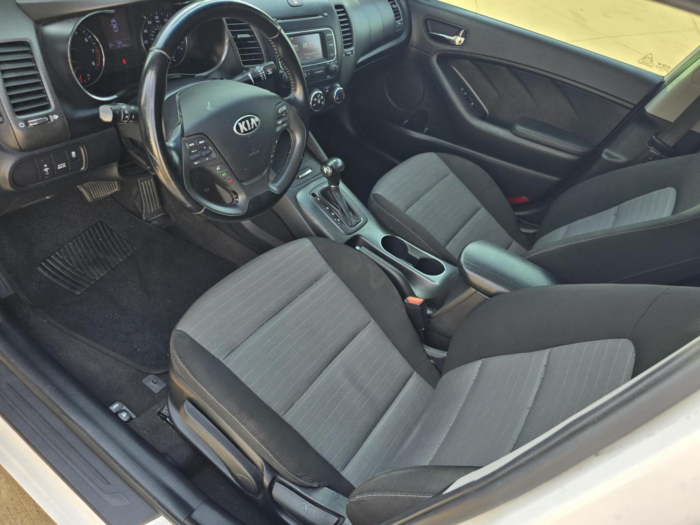 2014 DIAMOND WHITE /BLACK Kia Forte EX (KNAFX4A80E5) with an 2.0L L4 DOHC 16V engine, 6-Speed Automatic transmission, located at 2660 S.Garland Avenue, Garland, TX, 75041, (469) 298-3118, 32.885551, -96.655602 - Photo#10