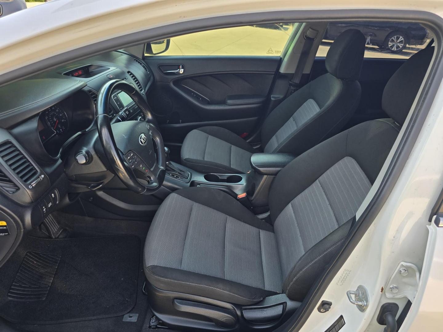 2014 DIAMOND WHITE /BLACK Kia Forte EX (KNAFX4A80E5) with an 2.0L L4 DOHC 16V engine, 6-Speed Automatic transmission, located at 2660 S.Garland Avenue, Garland, TX, 75041, (469) 298-3118, 32.885551, -96.655602 - Photo#11