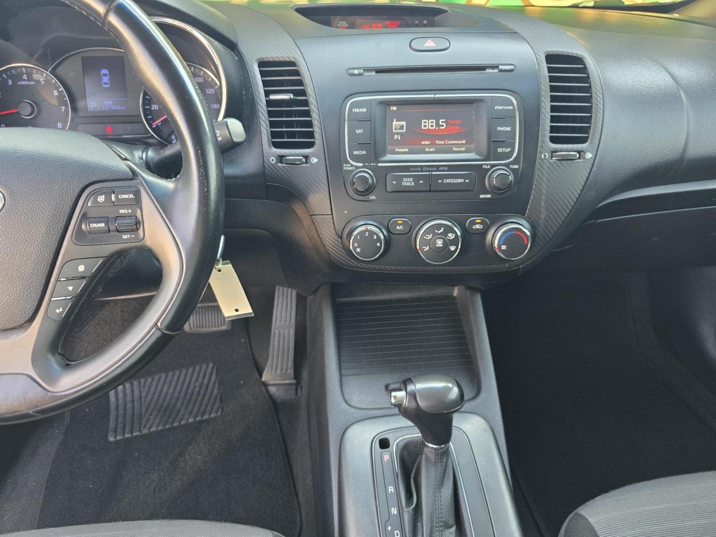 2014 DIAMOND WHITE /BLACK Kia Forte EX (KNAFX4A80E5) with an 2.0L L4 DOHC 16V engine, 6-Speed Automatic transmission, located at 2660 S.Garland Avenue, Garland, TX, 75041, (469) 298-3118, 32.885551, -96.655602 - Photo#13