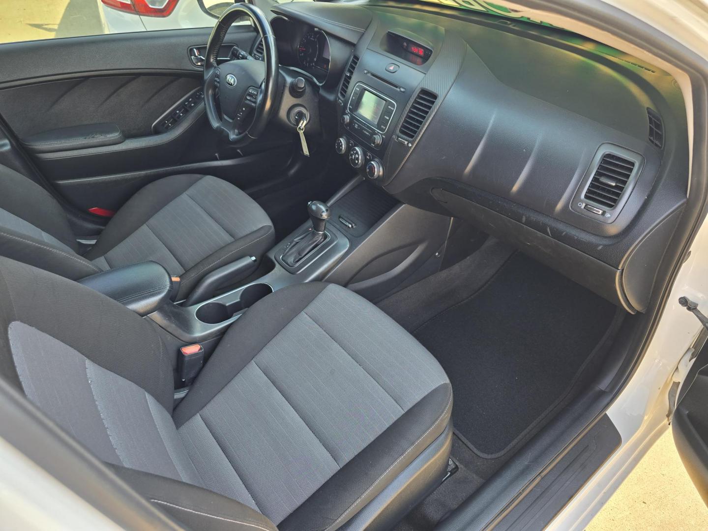 2014 DIAMOND WHITE /BLACK Kia Forte EX (KNAFX4A80E5) with an 2.0L L4 DOHC 16V engine, 6-Speed Automatic transmission, located at 2660 S.Garland Avenue, Garland, TX, 75041, (469) 298-3118, 32.885551, -96.655602 - Photo#15