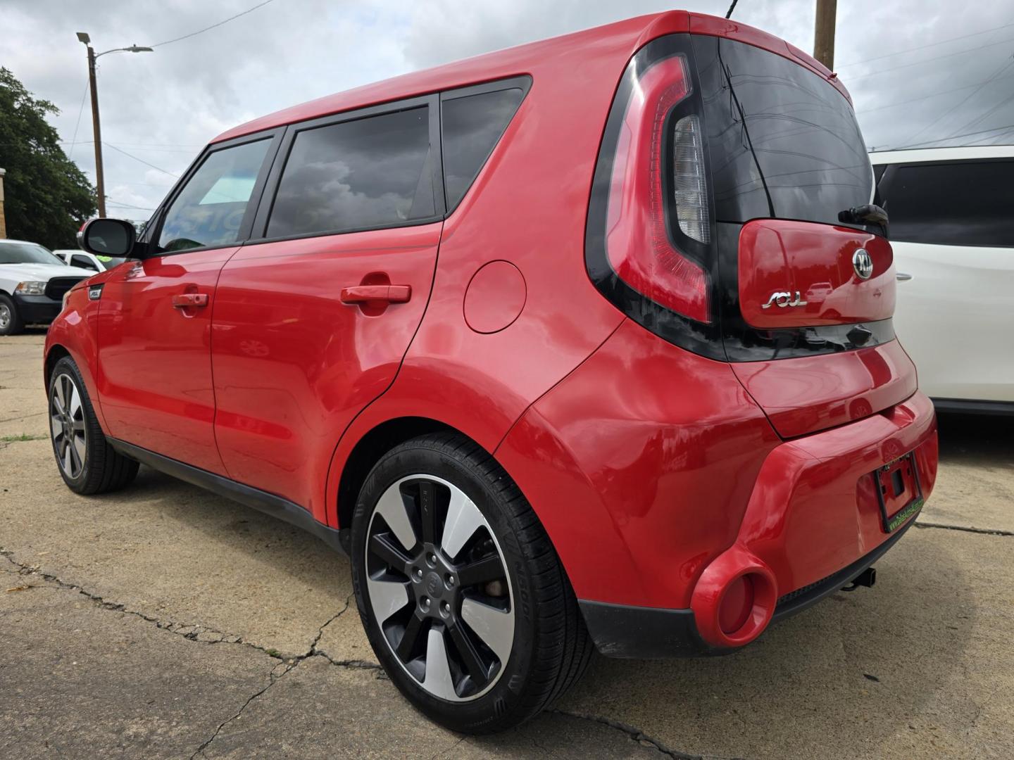 2014 RED Kia Soul ! (KNDJX3A53E7) with an 2.0L L4 DOHC 16V engine, 6-Speed Automatic transmission, located at 2660 S.Garland Avenue, Garland, TX, 75041, (469) 298-3118, 32.885551, -96.655602 - Photo#5