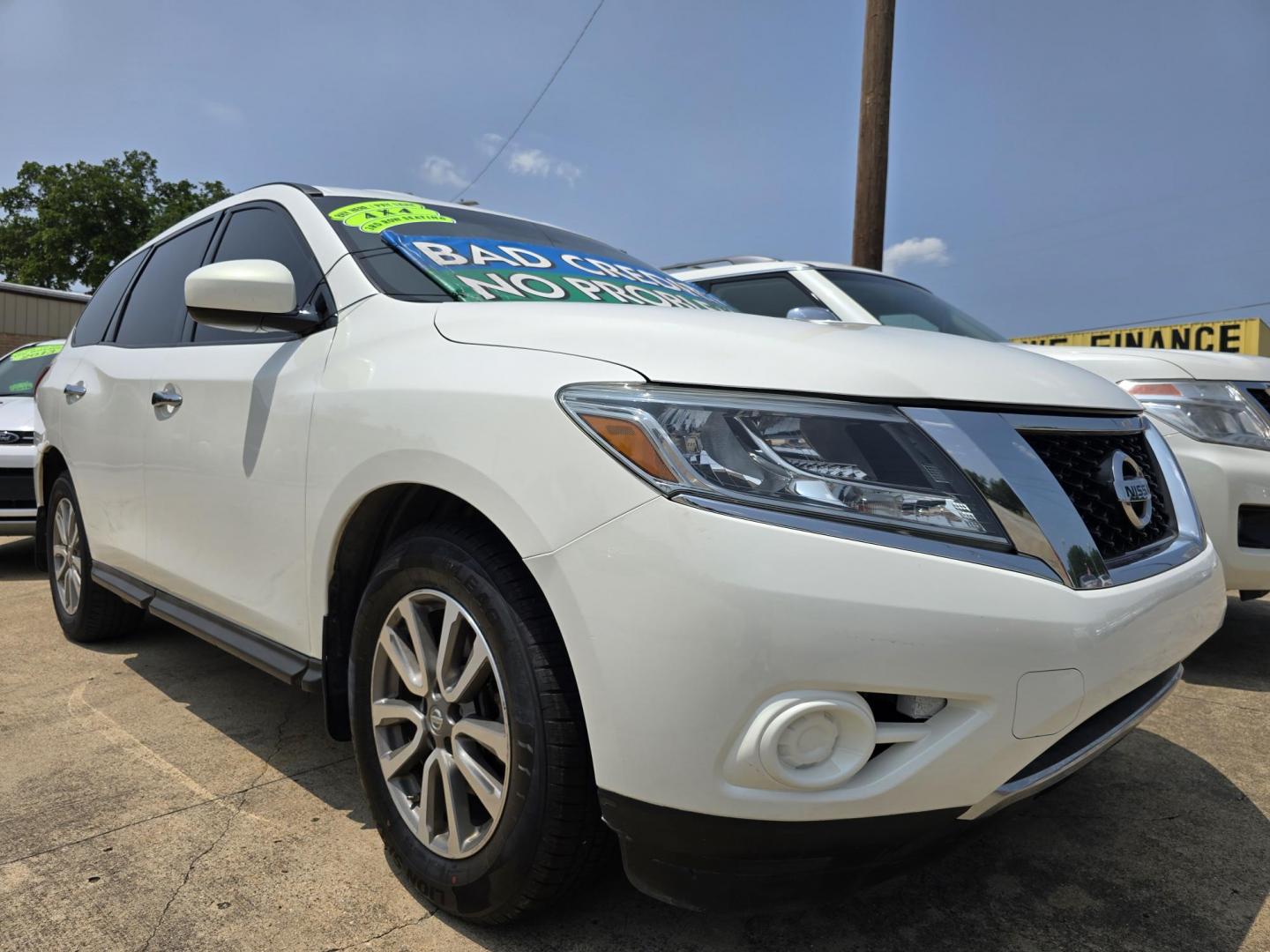2014 WHITE /BEIGE Nissan Pathfinder S (5N1AR2MM4EC) with an 3.5L V6 DOHC 24V engine, Continuously Variable Transmission transmission, located at 2660 S.Garland Avenue, Garland, TX, 75041, (469) 298-3118, 32.885551, -96.655602 - Welcome to DallasAutos4Less, one of the Premier BUY HERE PAY HERE Dealers in the North Dallas Area. We specialize in financing to people with NO CREDIT or BAD CREDIT. We need proof of income, proof of residence, and a ID. Come buy your new car from us today!! This is a Very clean 2014 NISSAN PATH - Photo#1