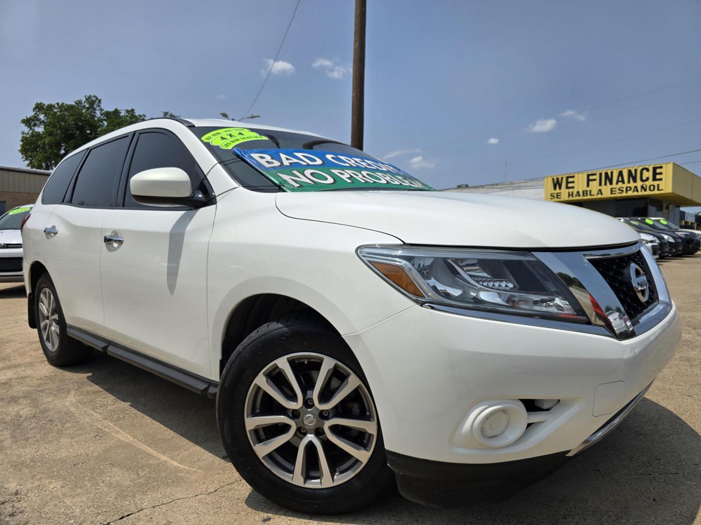 2014 WHITE /BEIGE Nissan Pathfinder S (5N1AR2MM4EC) with an 3.5L V6 DOHC 24V engine, Continuously Variable Transmission transmission, located at 2660 S.Garland Avenue, Garland, TX, 75041, (469) 298-3118, 32.885551, -96.655602 - Welcome to DallasAutos4Less, one of the Premier BUY HERE PAY HERE Dealers in the North Dallas Area. We specialize in financing to people with NO CREDIT or BAD CREDIT. We need proof of income, proof of residence, and a ID. Come buy your new car from us today!! This is a Very clean 2014 NISSAN PATH - Photo#0