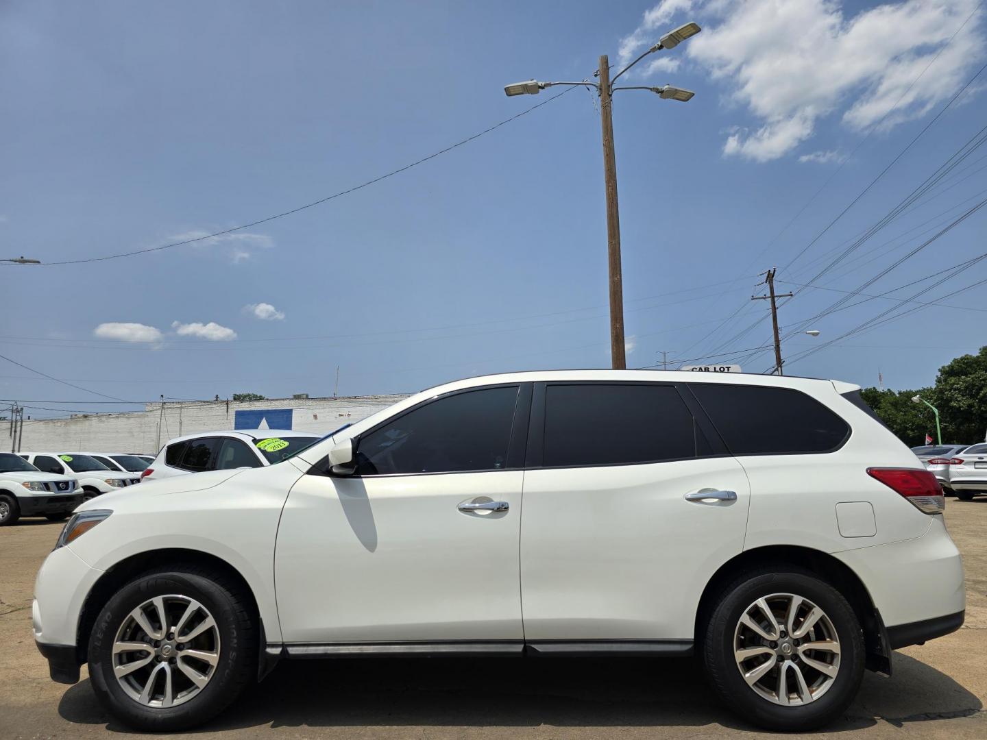 2014 WHITE /BEIGE Nissan Pathfinder S (5N1AR2MM4EC) with an 3.5L V6 DOHC 24V engine, Continuously Variable Transmission transmission, located at 2660 S.Garland Avenue, Garland, TX, 75041, (469) 298-3118, 32.885551, -96.655602 - Welcome to DallasAutos4Less, one of the Premier BUY HERE PAY HERE Dealers in the North Dallas Area. We specialize in financing to people with NO CREDIT or BAD CREDIT. We need proof of income, proof of residence, and a ID. Come buy your new car from us today!! This is a Very clean 2014 NISSAN PATH - Photo#6