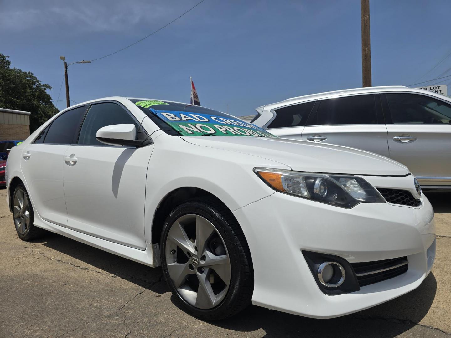 2014 DIAMOND WHITE Toyota Camry SE SPORT (4T1BF1FKXEU) with an 2.5L L4 DOHC 16V engine, 6-Speed Automatic transmission, located at 2660 S.Garland Avenue, Garland, TX, 75041, (469) 298-3118, 32.885551, -96.655602 - Photo#1