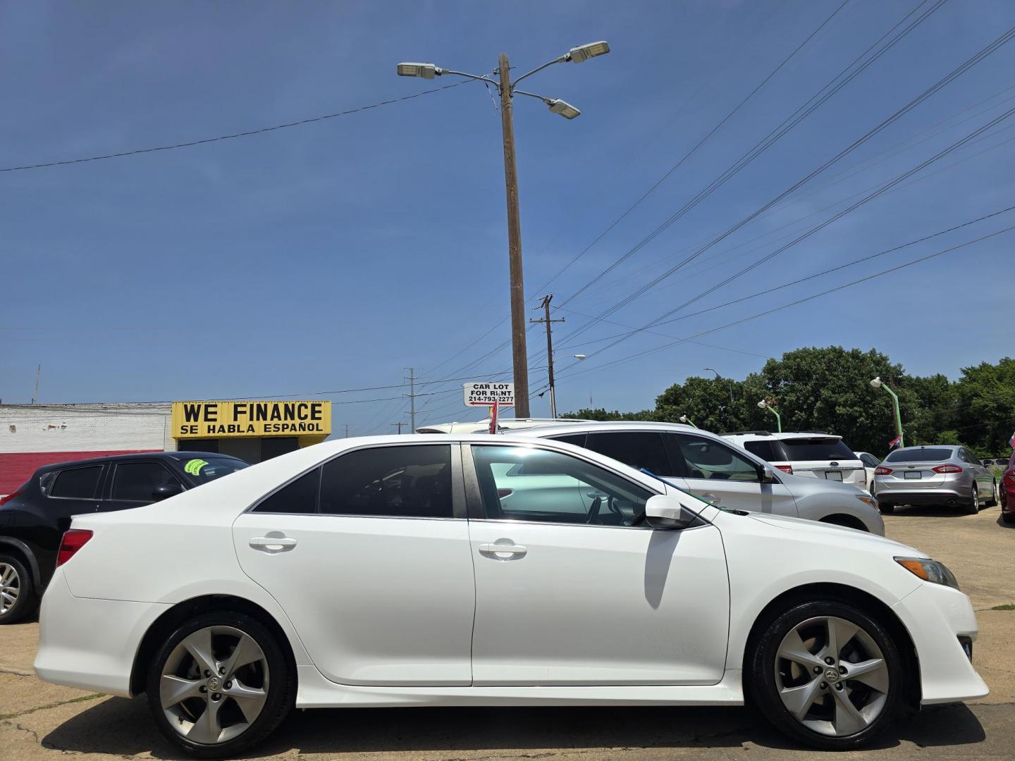 2014 DIAMOND WHITE Toyota Camry SE SPORT (4T1BF1FKXEU) with an 2.5L L4 DOHC 16V engine, 6-Speed Automatic transmission, located at 2660 S.Garland Avenue, Garland, TX, 75041, (469) 298-3118, 32.885551, -96.655602 - Photo#2