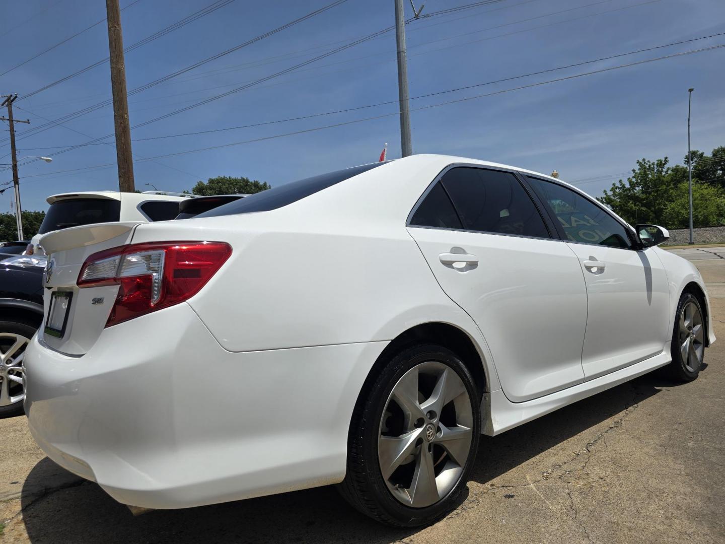 2014 DIAMOND WHITE Toyota Camry SE SPORT (4T1BF1FKXEU) with an 2.5L L4 DOHC 16V engine, 6-Speed Automatic transmission, located at 2660 S.Garland Avenue, Garland, TX, 75041, (469) 298-3118, 32.885551, -96.655602 - Photo#3