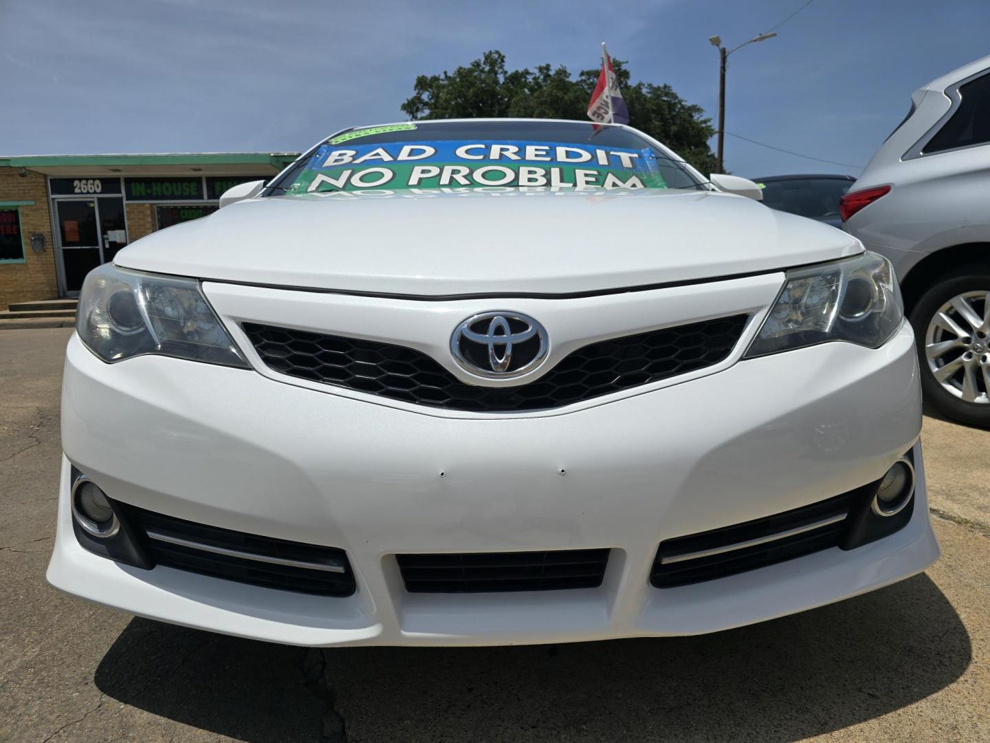 2014 DIAMOND WHITE Toyota Camry SE SPORT (4T1BF1FKXEU) with an 2.5L L4 DOHC 16V engine, 6-Speed Automatic transmission, located at 2660 S.Garland Avenue, Garland, TX, 75041, (469) 298-3118, 32.885551, -96.655602 - Photo#9