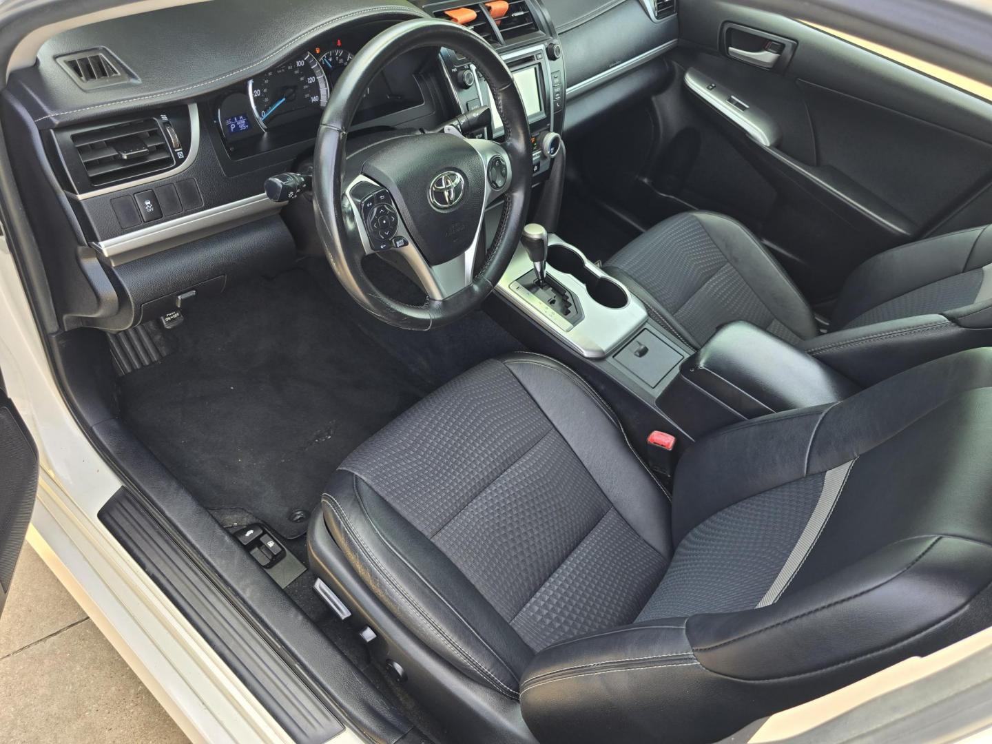 2014 DIAMOND WHITE Toyota Camry SE SPORT (4T1BF1FKXEU) with an 2.5L L4 DOHC 16V engine, 6-Speed Automatic transmission, located at 2660 S.Garland Avenue, Garland, TX, 75041, (469) 298-3118, 32.885551, -96.655602 - Photo#10