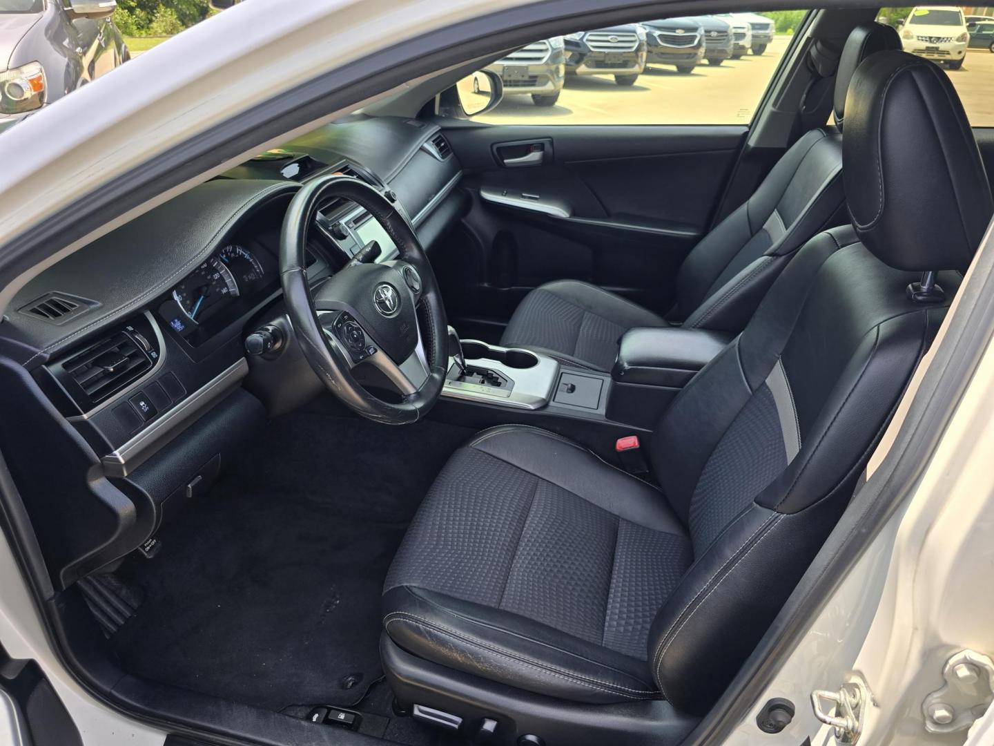 2014 DIAMOND WHITE Toyota Camry SE SPORT (4T1BF1FKXEU) with an 2.5L L4 DOHC 16V engine, 6-Speed Automatic transmission, located at 2660 S.Garland Avenue, Garland, TX, 75041, (469) 298-3118, 32.885551, -96.655602 - Photo#11