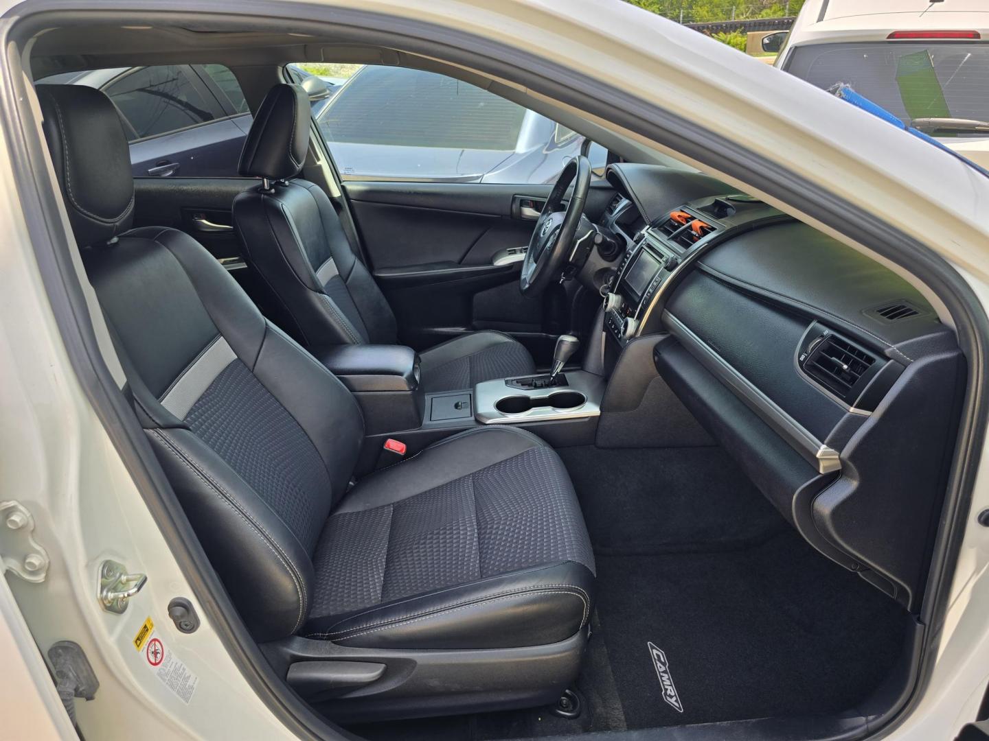 2014 DIAMOND WHITE Toyota Camry SE SPORT (4T1BF1FKXEU) with an 2.5L L4 DOHC 16V engine, 6-Speed Automatic transmission, located at 2660 S.Garland Avenue, Garland, TX, 75041, (469) 298-3118, 32.885551, -96.655602 - Photo#18