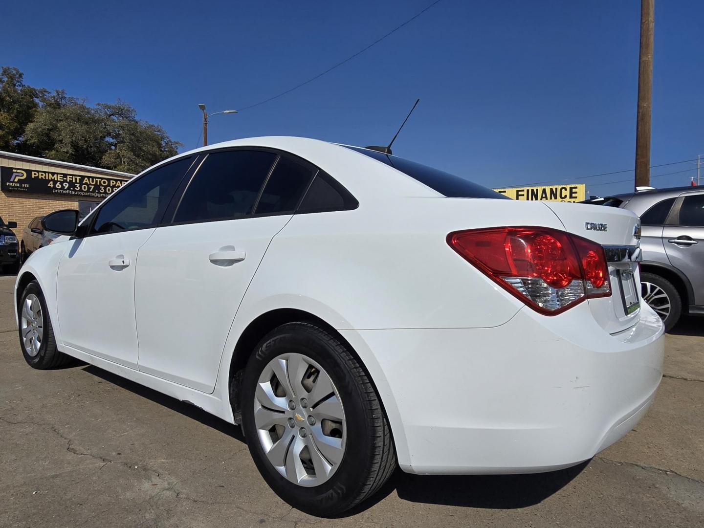 2015 WHITE Chevrolet Cruze LS (1G1PA5SH0F7) with an 1.8L L4 DOHC 16V FFV engine, 6-Speed Automatic transmission, located at 2660 S.Garland Avenue, Garland, TX, 75041, (469) 298-3118, 32.885551, -96.655602 - CASH$$$$$$$ CAR!!! This is a very well cared for 2015 Chevy Cruze LS Sedan! SUPER CLEAN! LIKE NEW! MUST SEE! Come in for a test drive today. We are open from 10am-7pm Monday-Saturday. - Photo#5
