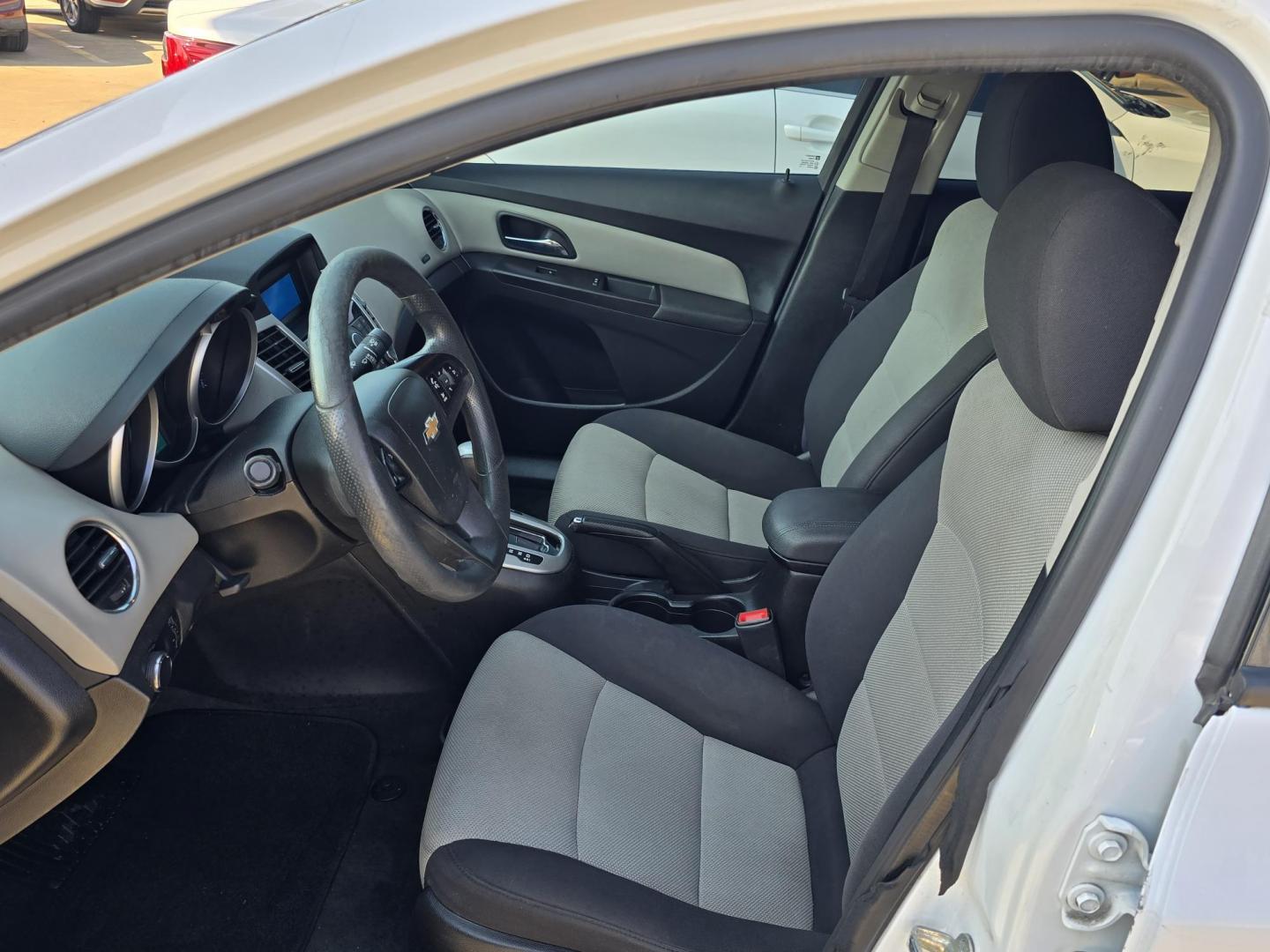 2015 WHITE Chevrolet Cruze LS (1G1PA5SH0F7) with an 1.8L L4 DOHC 16V FFV engine, 6-Speed Automatic transmission, located at 2660 S.Garland Avenue, Garland, TX, 75041, (469) 298-3118, 32.885551, -96.655602 - CASH$$$$$$$ CAR!!! This is a very well cared for 2015 Chevy Cruze LS Sedan! SUPER CLEAN! LIKE NEW! MUST SEE! Come in for a test drive today. We are open from 10am-7pm Monday-Saturday. - Photo#11