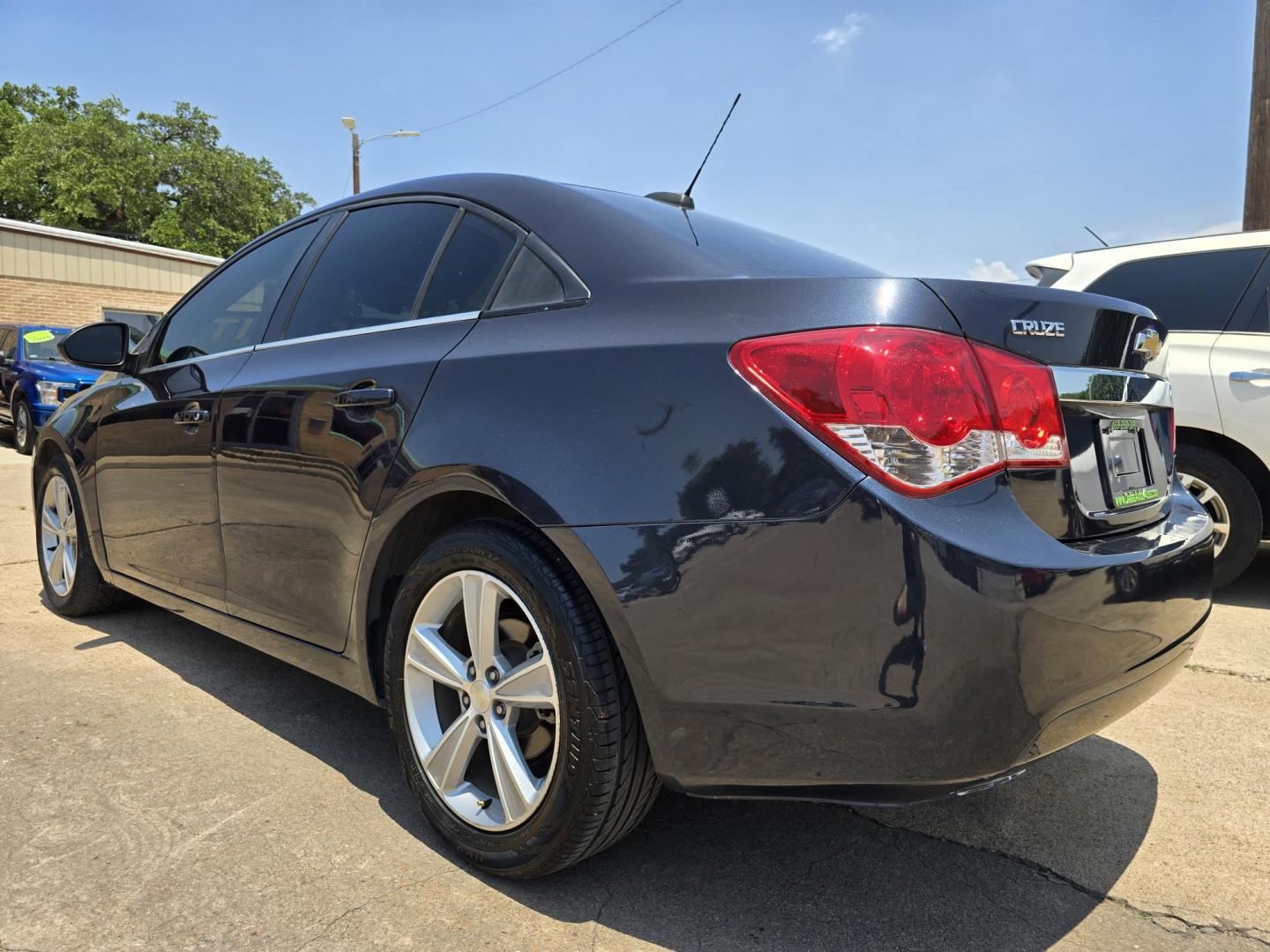 2015 Chevrolet Cruze 2LT (1G1PE5SB8F7) with an 1.4L L4 DOHC 16V TURBO engine, 6-Speed Automatic transmission, located at 2660 S.Garland Avenue, Garland, TX, 75041, (469) 298-3118, 32.885551, -96.655602 - Photo#5