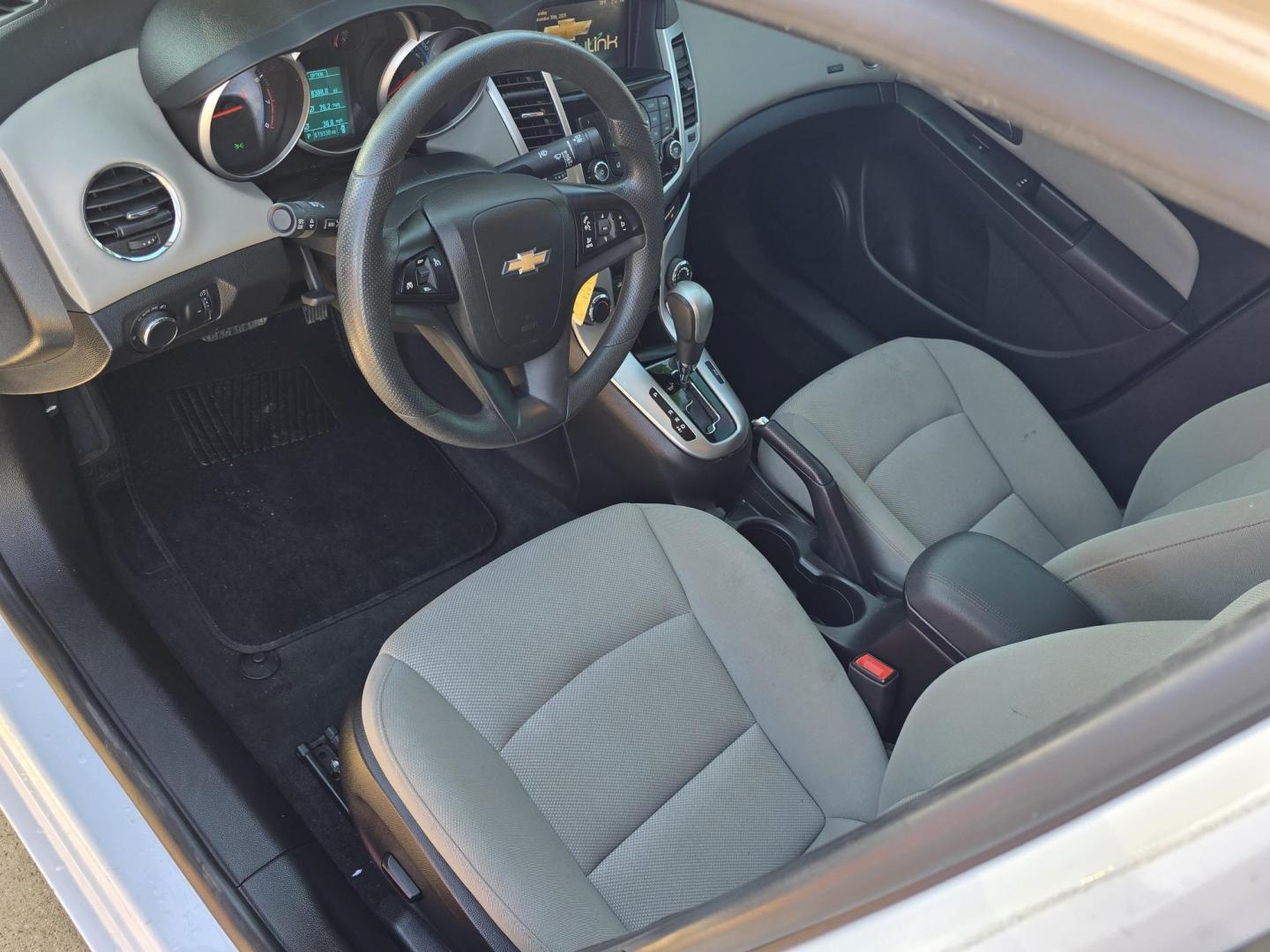 2015 WHITE Chevrolet Cruze LT (1G1PC5SB6F7) with an 1.4L L4 DOHC 16V TURBO engine, 6-Speed Automatic transmission, located at 2660 S.Garland Avenue, Garland, TX, 75041, (469) 298-3118, 32.885551, -96.655602 - Photo#10