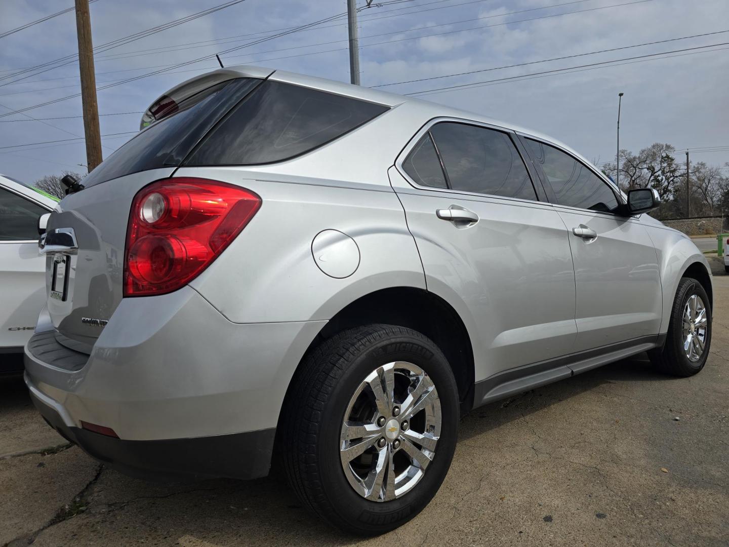 2015 SILVER Chevrolet Equinox LS (2GNALAEK9F1) with an 2.4L L4 DOHC 16V FFV engine, 6-Speed Automatic transmission, located at 2660 S.Garland Avenue, Garland, TX, 75041, (469) 298-3118, 32.885551, -96.655602 - Photo#3