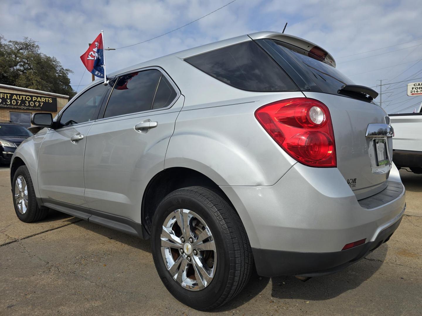 2015 SILVER Chevrolet Equinox LS (2GNALAEK9F1) with an 2.4L L4 DOHC 16V FFV engine, 6-Speed Automatic transmission, located at 2660 S.Garland Avenue, Garland, TX, 75041, (469) 298-3118, 32.885551, -96.655602 - Photo#5