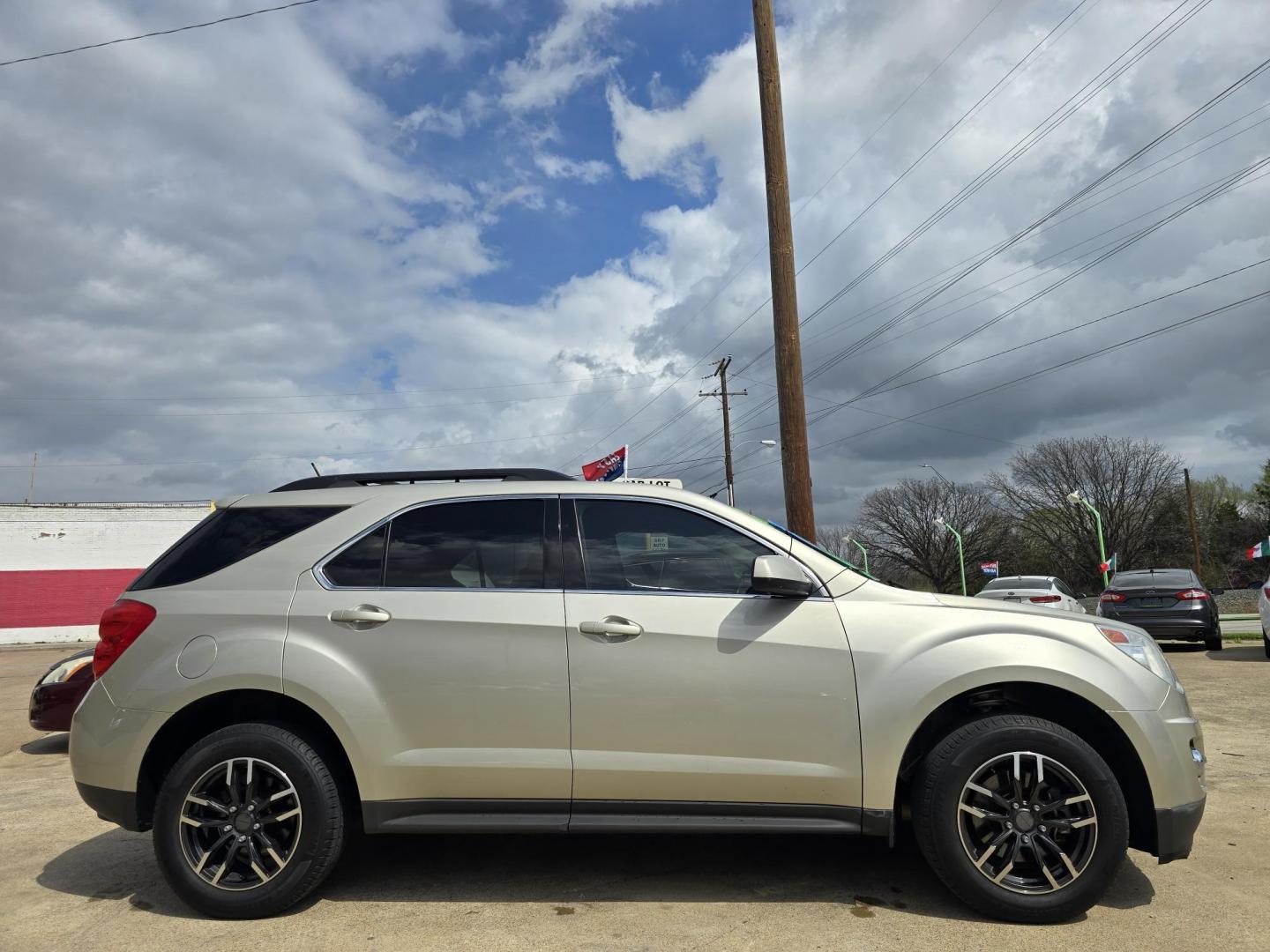 2015 GOLD Chevrolet Equinox 2LT (2GNALCEK1F6) with an 2.4L L4 DOHC 16V FFV engine, 6-Speed Automatic transmission, located at 2660 S.Garland Avenue, Garland, TX, 75041, (469) 298-3118, 32.885551, -96.655602 - Photo#2