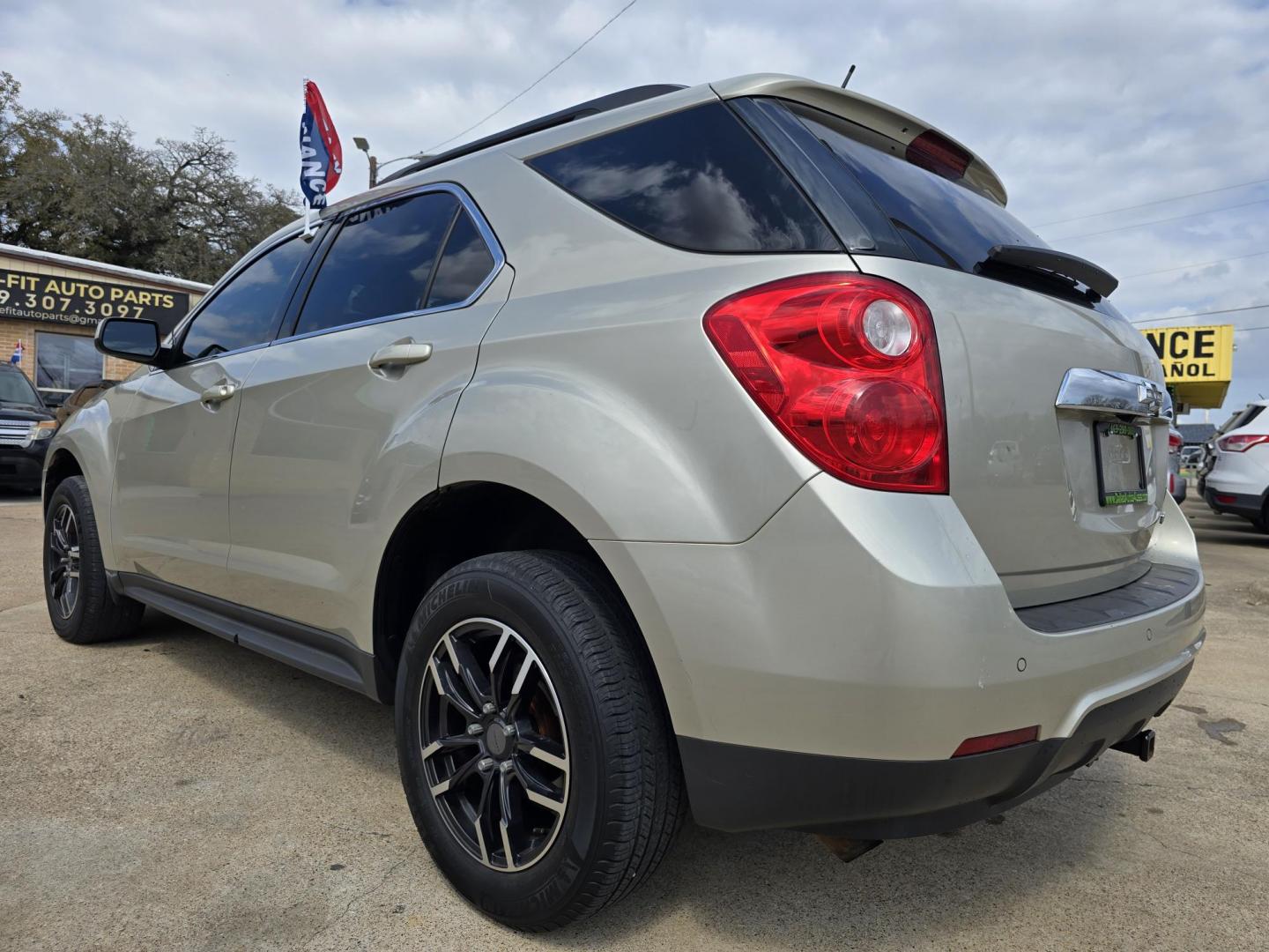 2015 GOLD Chevrolet Equinox 2LT (2GNALCEK1F6) with an 2.4L L4 DOHC 16V FFV engine, 6-Speed Automatic transmission, located at 2660 S.Garland Avenue, Garland, TX, 75041, (469) 298-3118, 32.885551, -96.655602 - Photo#5