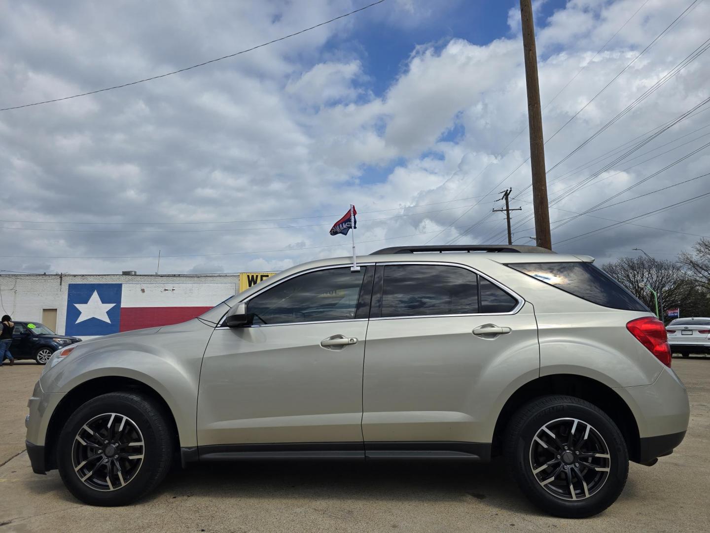 2015 GOLD Chevrolet Equinox 2LT (2GNALCEK1F6) with an 2.4L L4 DOHC 16V FFV engine, 6-Speed Automatic transmission, located at 2660 S.Garland Avenue, Garland, TX, 75041, (469) 298-3118, 32.885551, -96.655602 - Photo#6