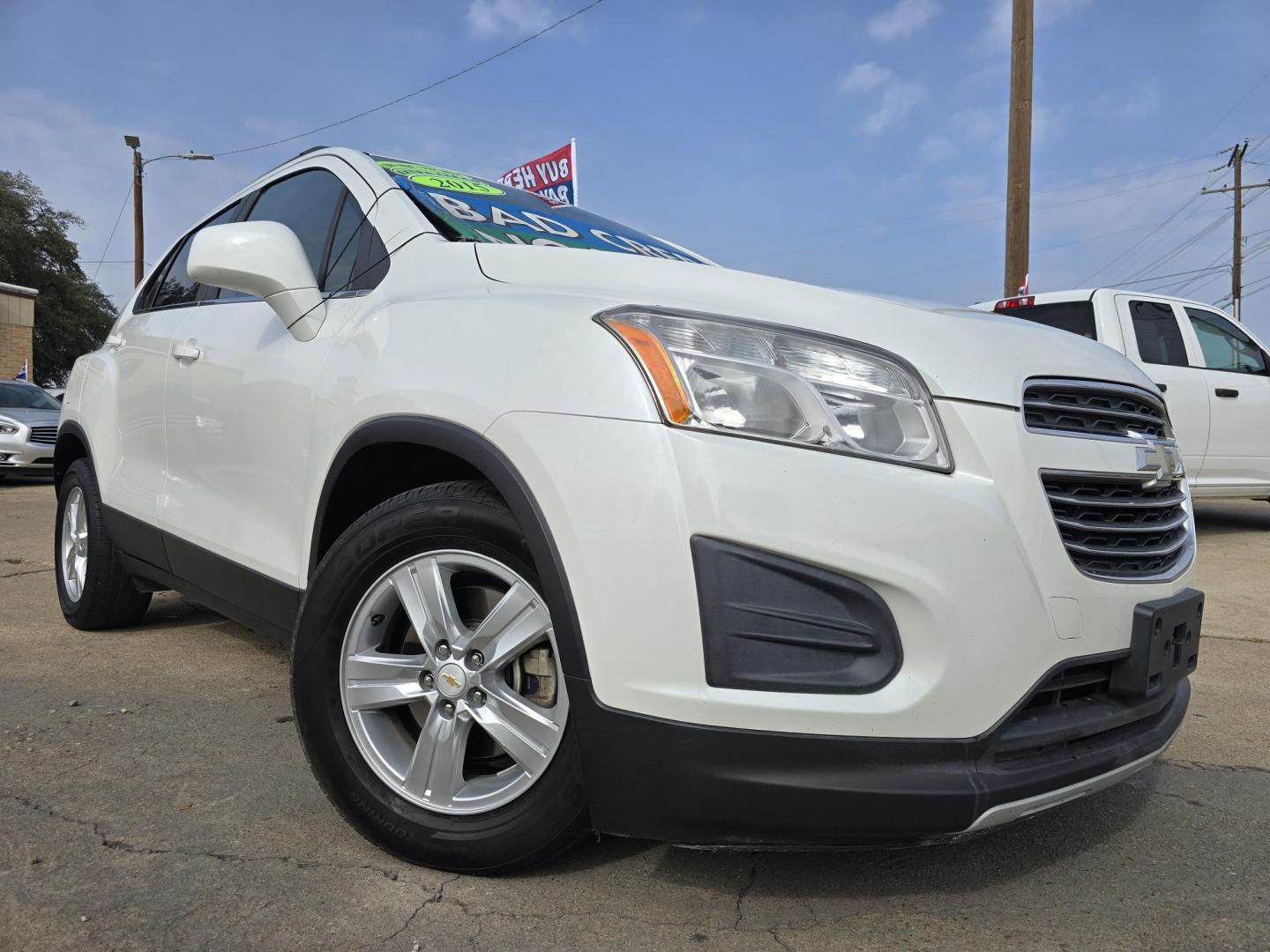 2015 WHITE Chevrolet Trax LT (KL7CJLSB0FB) with an 1.4L L4 DOHC 16V FFV engine, AUTO transmission, located at 2660 S.Garland Avenue, Garland, TX, 75041, (469) 298-3118, 32.885551, -96.655602 - Photo#0