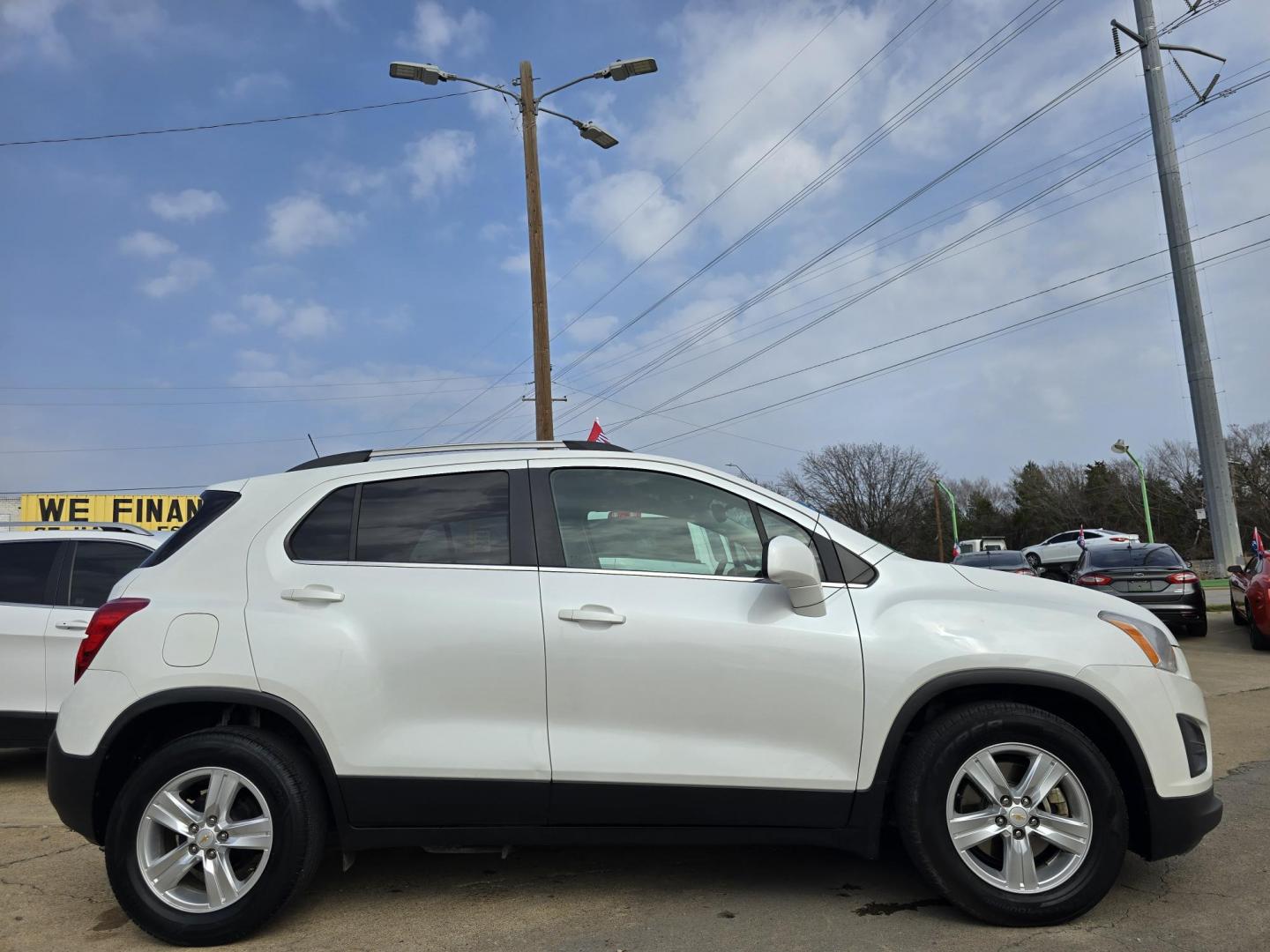 2015 WHITE Chevrolet Trax LT (KL7CJLSB0FB) with an 1.4L L4 DOHC 16V FFV engine, AUTO transmission, located at 2660 S.Garland Avenue, Garland, TX, 75041, (469) 298-3118, 32.885551, -96.655602 - Photo#2