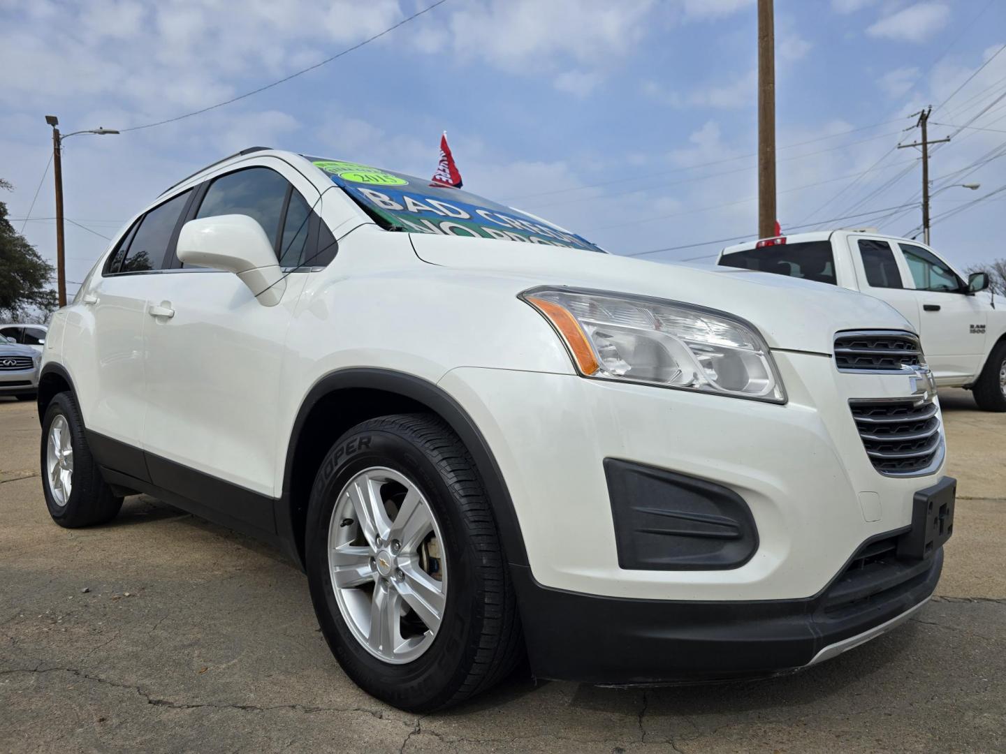 2015 WHITE Chevrolet Trax LT (KL7CJLSB0FB) with an 1.4L L4 DOHC 16V FFV engine, AUTO transmission, located at 2660 S.Garland Avenue, Garland, TX, 75041, (469) 298-3118, 32.885551, -96.655602 - Photo#4