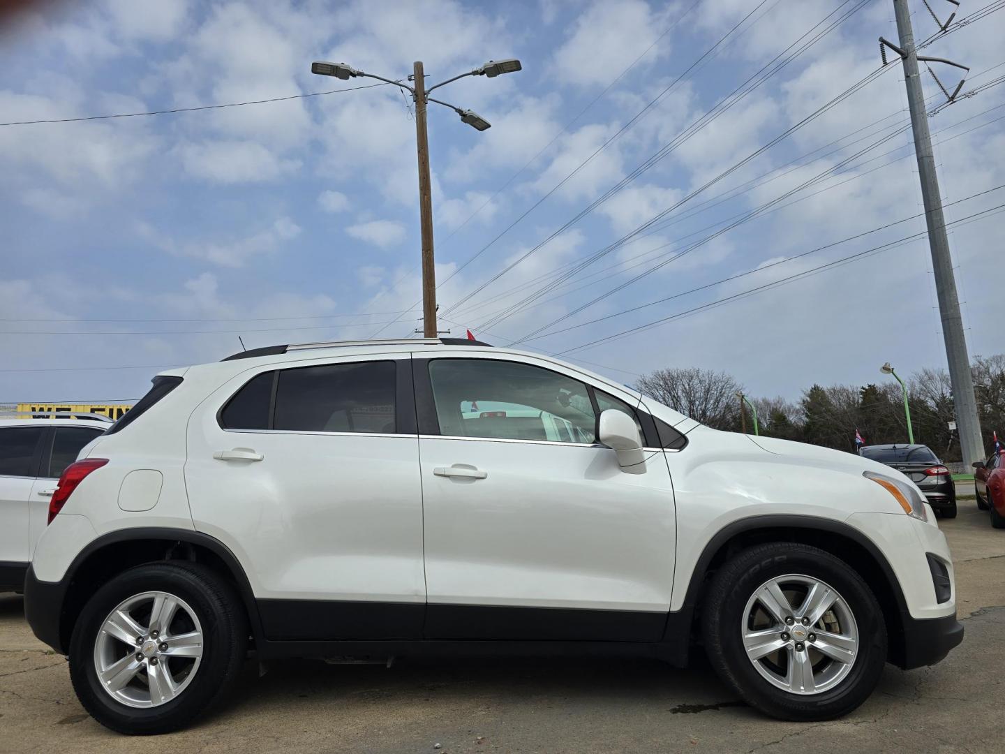 2015 WHITE Chevrolet Trax LT (KL7CJLSB0FB) with an 1.4L L4 DOHC 16V FFV engine, AUTO transmission, located at 2660 S.Garland Avenue, Garland, TX, 75041, (469) 298-3118, 32.885551, -96.655602 - Photo#5