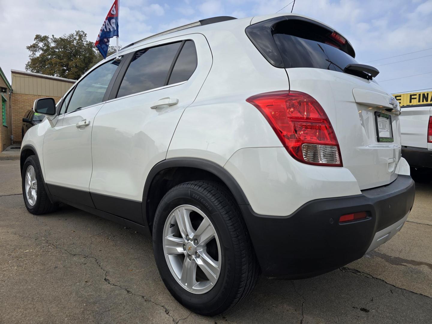2015 WHITE Chevrolet Trax LT (KL7CJLSB0FB) with an 1.4L L4 DOHC 16V FFV engine, AUTO transmission, located at 2660 S.Garland Avenue, Garland, TX, 75041, (469) 298-3118, 32.885551, -96.655602 - Photo#8
