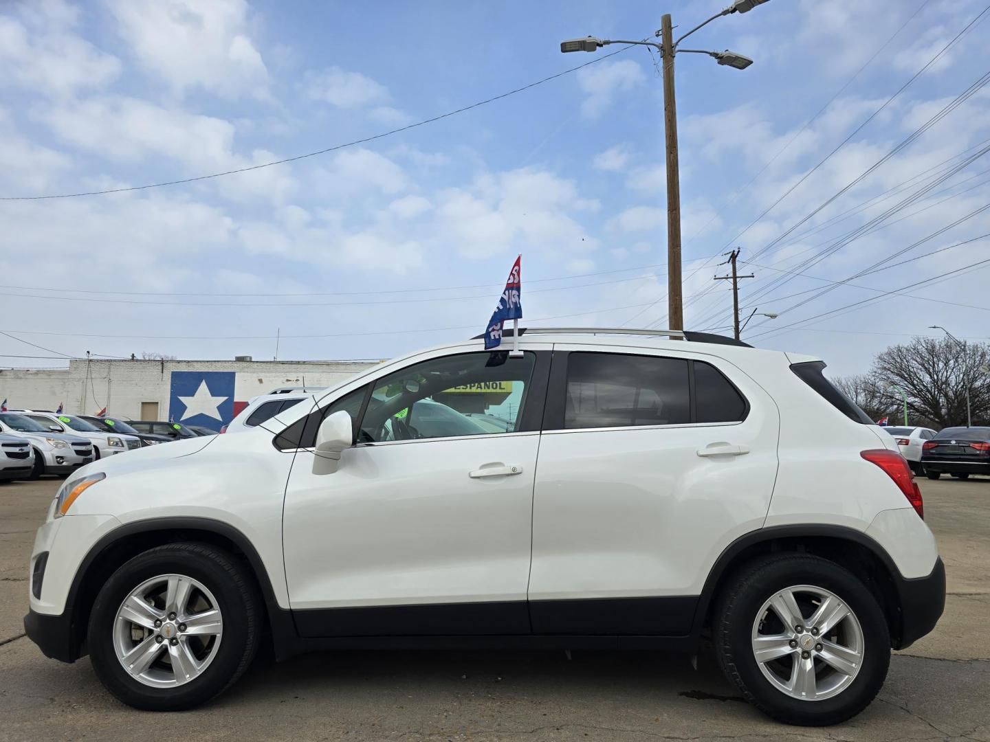 2015 WHITE Chevrolet Trax LT (KL7CJLSB0FB) with an 1.4L L4 DOHC 16V FFV engine, AUTO transmission, located at 2660 S.Garland Avenue, Garland, TX, 75041, (469) 298-3118, 32.885551, -96.655602 - Photo#9
