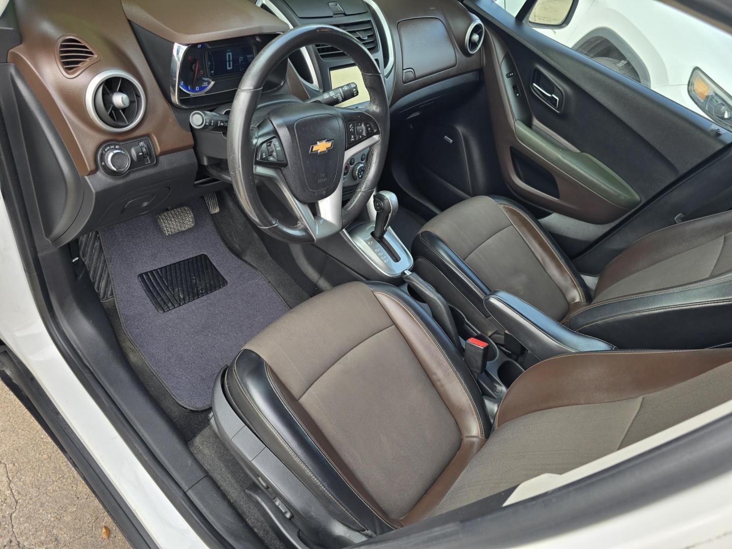 2015 WHITE Chevrolet Trax LT (KL7CJLSB0FB) with an 1.4L L4 DOHC 16V FFV engine, AUTO transmission, located at 2660 S.Garland Avenue, Garland, TX, 75041, (469) 298-3118, 32.885551, -96.655602 - Photo#14