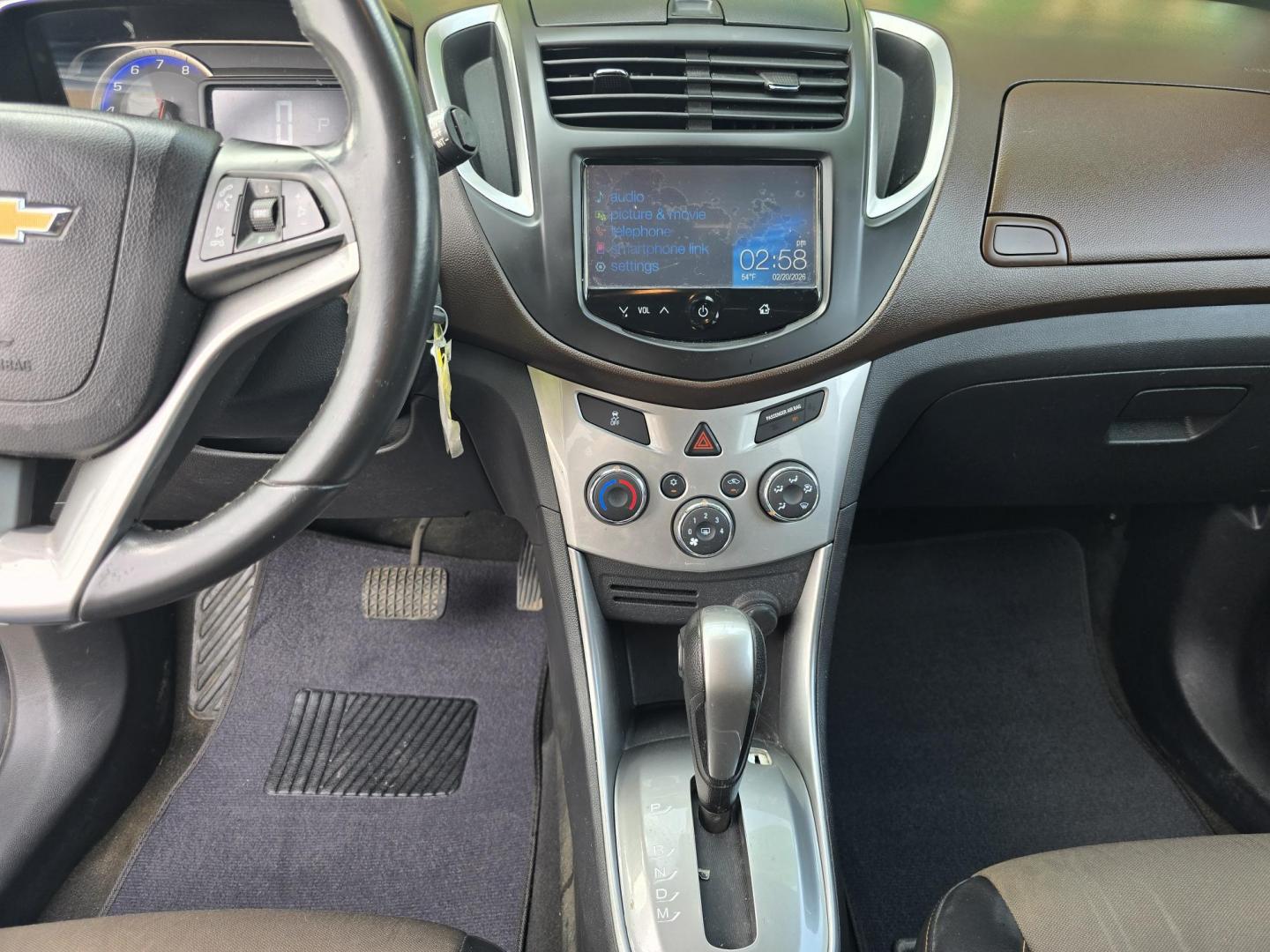 2015 WHITE Chevrolet Trax LT (KL7CJLSB0FB) with an 1.4L L4 DOHC 16V FFV engine, AUTO transmission, located at 2660 S.Garland Avenue, Garland, TX, 75041, (469) 298-3118, 32.885551, -96.655602 - Photo#17