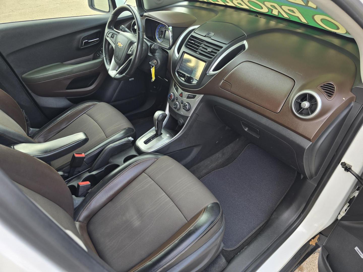 2015 WHITE Chevrolet Trax LT (KL7CJLSB0FB) with an 1.4L L4 DOHC 16V FFV engine, AUTO transmission, located at 2660 S.Garland Avenue, Garland, TX, 75041, (469) 298-3118, 32.885551, -96.655602 - Photo#25