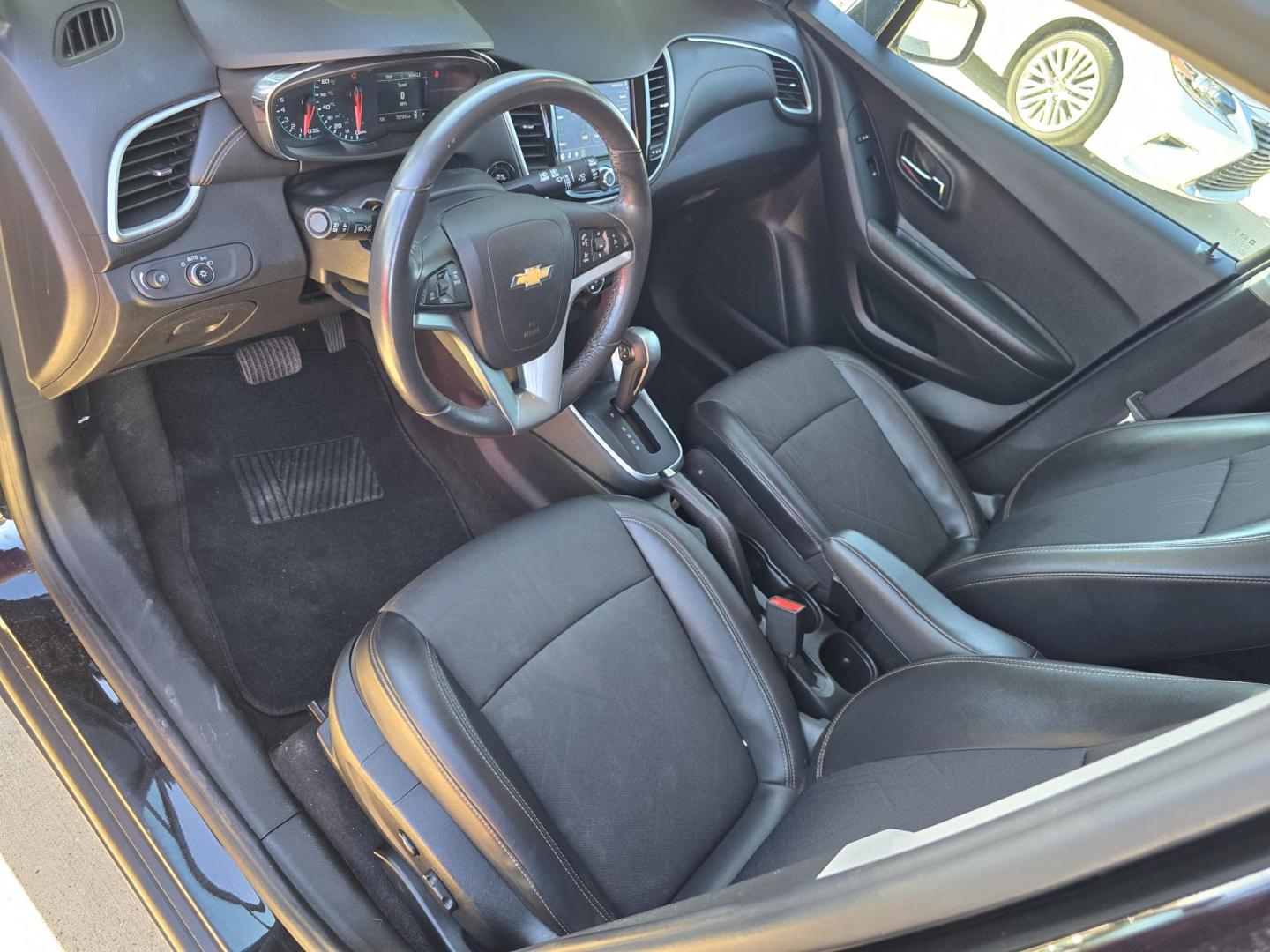 2015 WHITE Chevrolet Trax LS (3GNCJKSB1FL) with an 1.4L L4 DOHC 16V FFV engine, AUTO transmission, located at 2660 S.Garland Avenue, Garland, TX, 75041, (469) 298-3118, 32.885551, -96.655602 - Photo#10