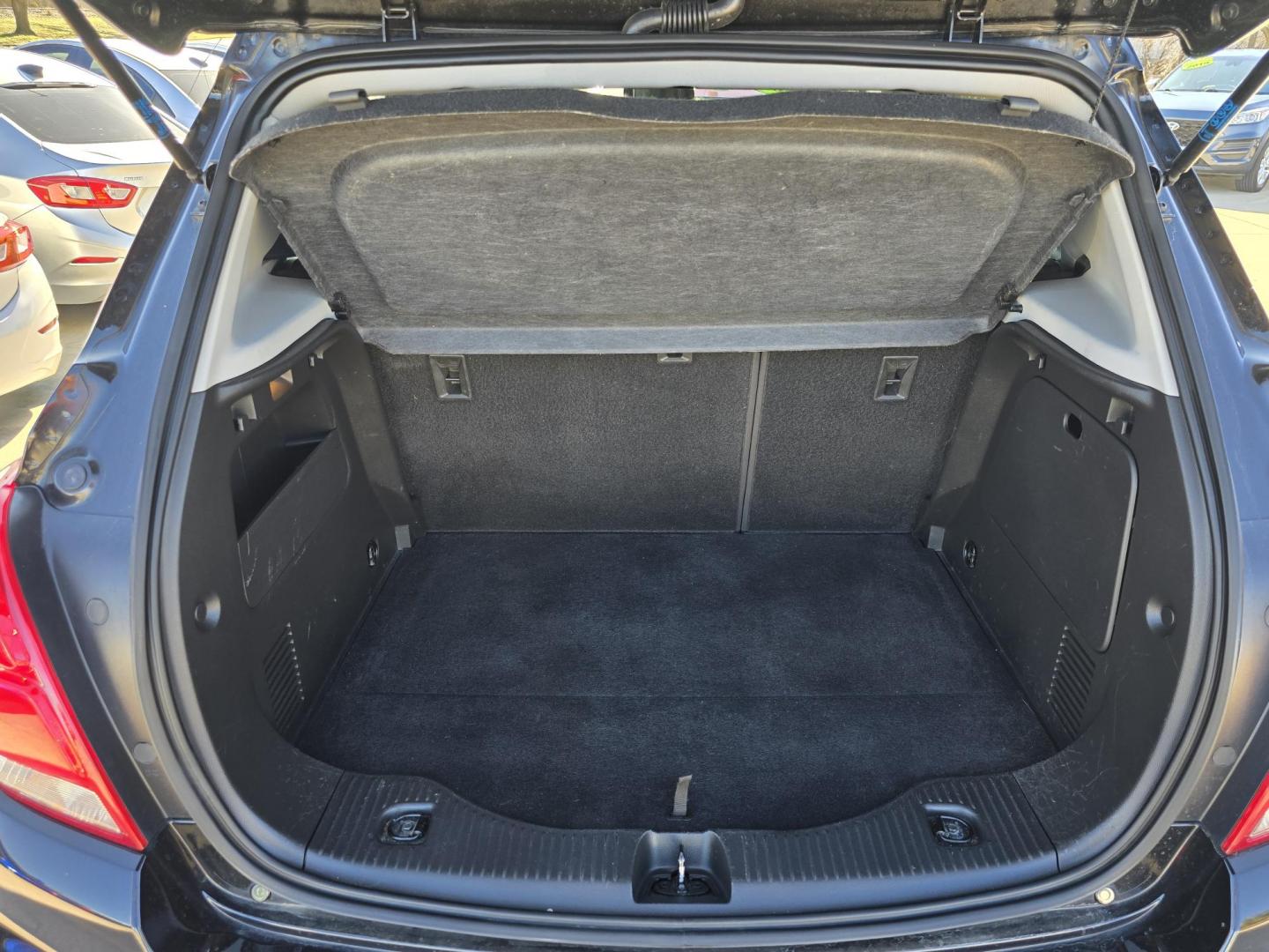 2015 WHITE Chevrolet Trax LS (3GNCJKSB1FL) with an 1.4L L4 DOHC 16V FFV engine, AUTO transmission, located at 2660 S.Garland Avenue, Garland, TX, 75041, (469) 298-3118, 32.885551, -96.655602 - Photo#17