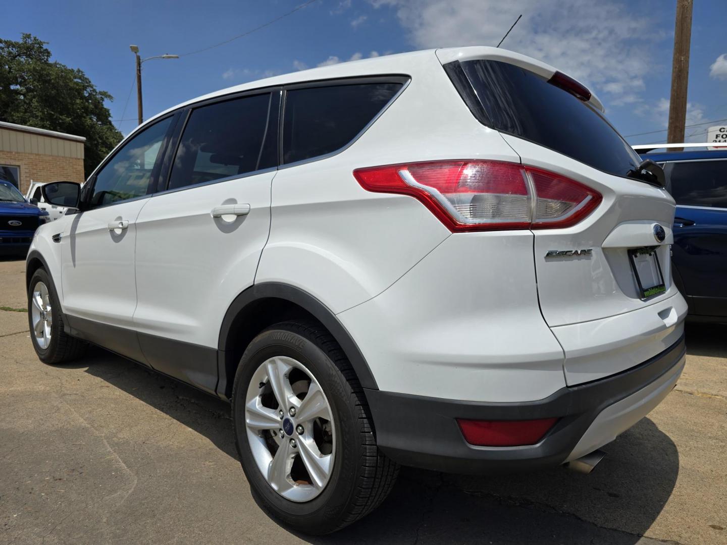 2015 WHITE Ford Escape SE (1FMCU0G93FU) with an 2.0L L4 DOHC 16V engine, 6-Speed Automatic transmission, located at 2660 S.Garland Avenue, Garland, TX, 75041, (469) 298-3118, 32.885551, -96.655602 - Photo#5