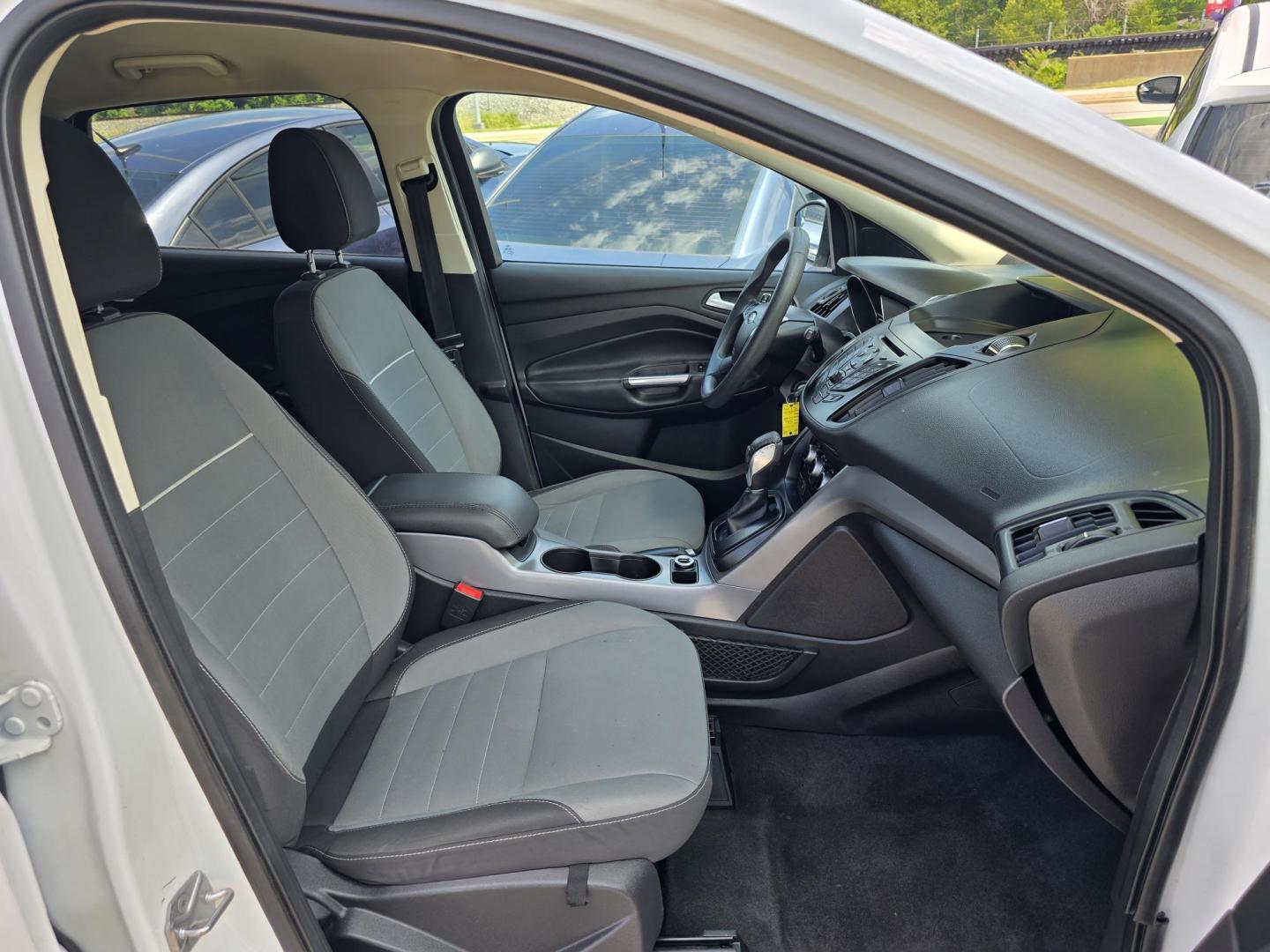 2015 WHITE Ford Escape SE (1FMCU0G93FU) with an 2.0L L4 DOHC 16V engine, 6-Speed Automatic transmission, located at 2660 S.Garland Avenue, Garland, TX, 75041, (469) 298-3118, 32.885551, -96.655602 - Photo#17