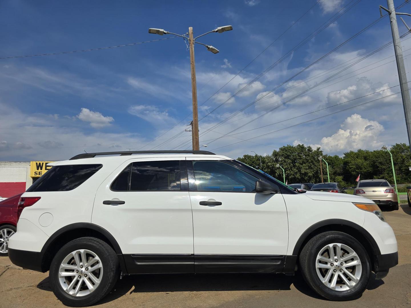 2015 WHITE Ford Explorer (1FM5K7B8XFG) with an 3.5L V6 DOHC 24V engine, 6-Speed Automatic transmission, located at 2660 S.Garland Avenue, Garland, TX, 75041, (469) 298-3118, 32.885551, -96.655602 - Welcome to DallasAutos4Less, one of the Premier BUY HERE PAY HERE Dealers in the North Dallas Area. We specialize in financing to people with NO CREDIT or BAD CREDIT. We need proof of income, proof of residence, and a ID. Come buy your new car from us today!! This is a Super Clean 2016 FORD EXPLO - Photo#2