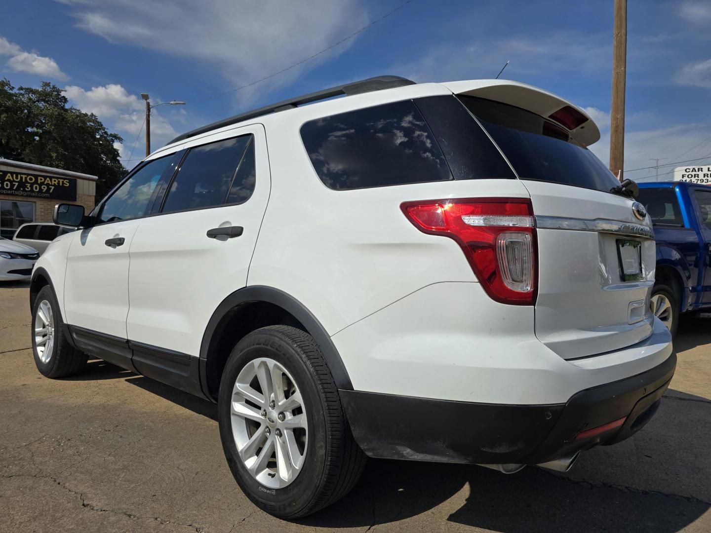 2015 WHITE Ford Explorer (1FM5K7B8XFG) with an 3.5L V6 DOHC 24V engine, 6-Speed Automatic transmission, located at 2660 S.Garland Avenue, Garland, TX, 75041, (469) 298-3118, 32.885551, -96.655602 - Welcome to DallasAutos4Less, one of the Premier BUY HERE PAY HERE Dealers in the North Dallas Area. We specialize in financing to people with NO CREDIT or BAD CREDIT. We need proof of income, proof of residence, and a ID. Come buy your new car from us today!! This is a Super Clean 2016 FORD EXPLO - Photo#5
