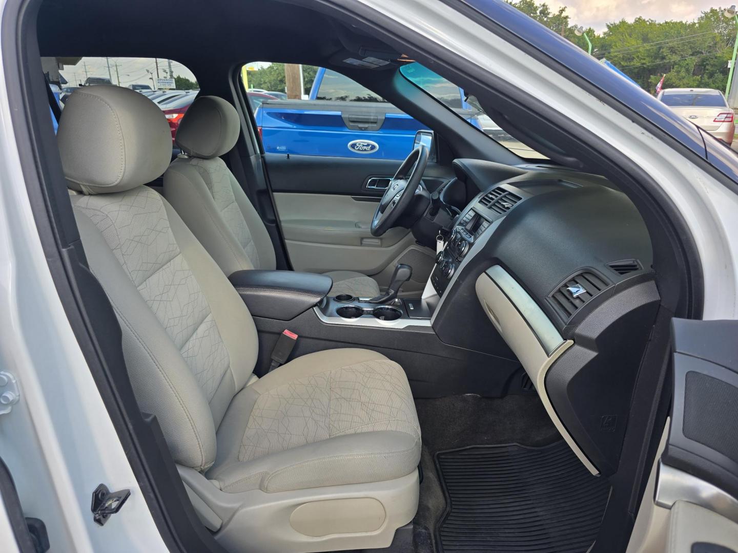 2015 WHITE Ford Explorer (1FM5K7B8XFG) with an 3.5L V6 DOHC 24V engine, 6-Speed Automatic transmission, located at 2660 S.Garland Avenue, Garland, TX, 75041, (469) 298-3118, 32.885551, -96.655602 - Welcome to DallasAutos4Less, one of the Premier BUY HERE PAY HERE Dealers in the North Dallas Area. We specialize in financing to people with NO CREDIT or BAD CREDIT. We need proof of income, proof of residence, and a ID. Come buy your new car from us today!! This is a Super Clean 2016 FORD EXPLO - Photo#19