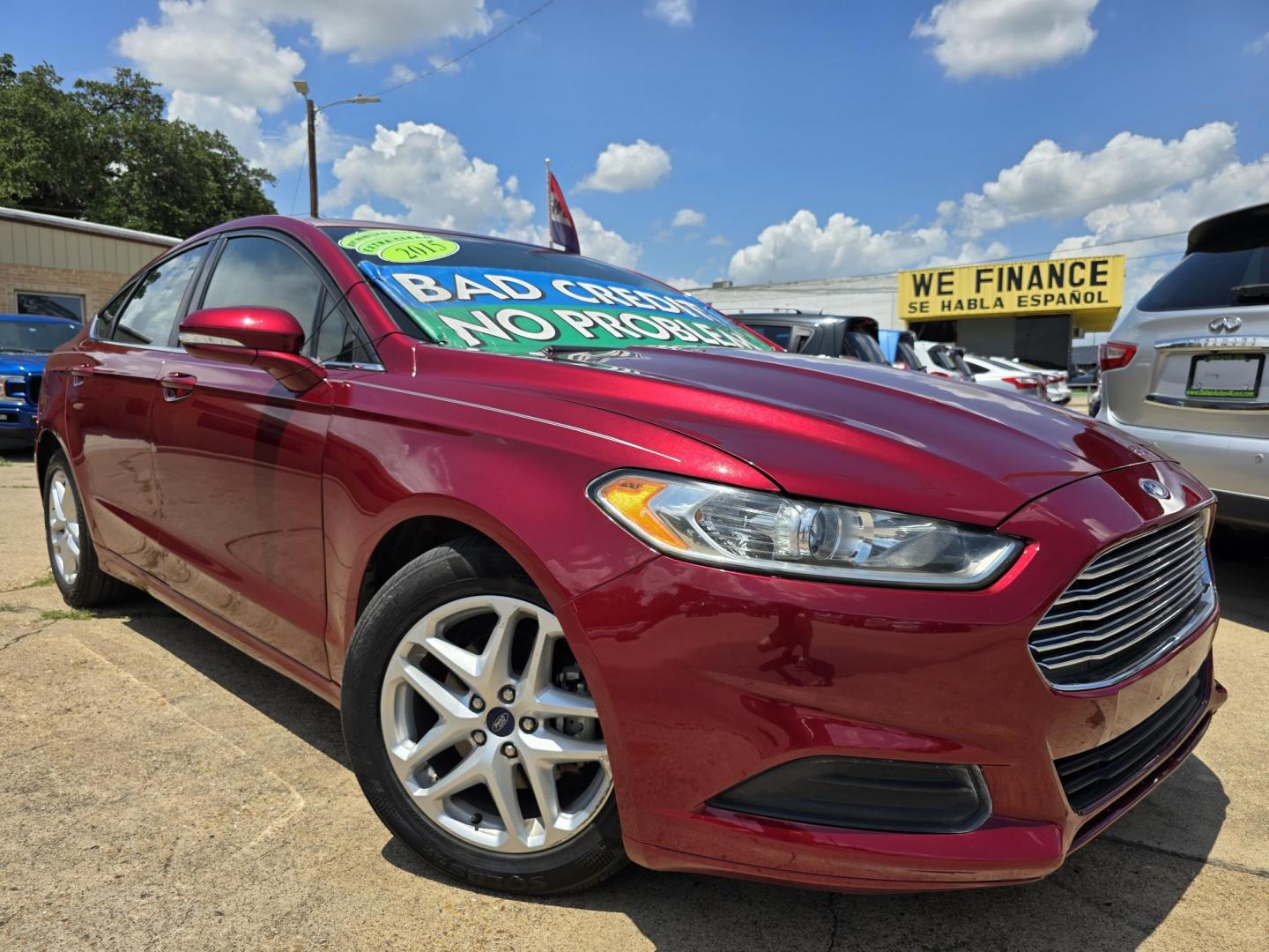 2015 RED Ford Fusion SE (3FA6P0H75FR) with an 2.5L L4 DOHC 16V engine, AUTO transmission, located at 2660 S.Garland Avenue, Garland, TX, 75041, (469) 298-3118, 32.885551, -96.655602 - Photo#2